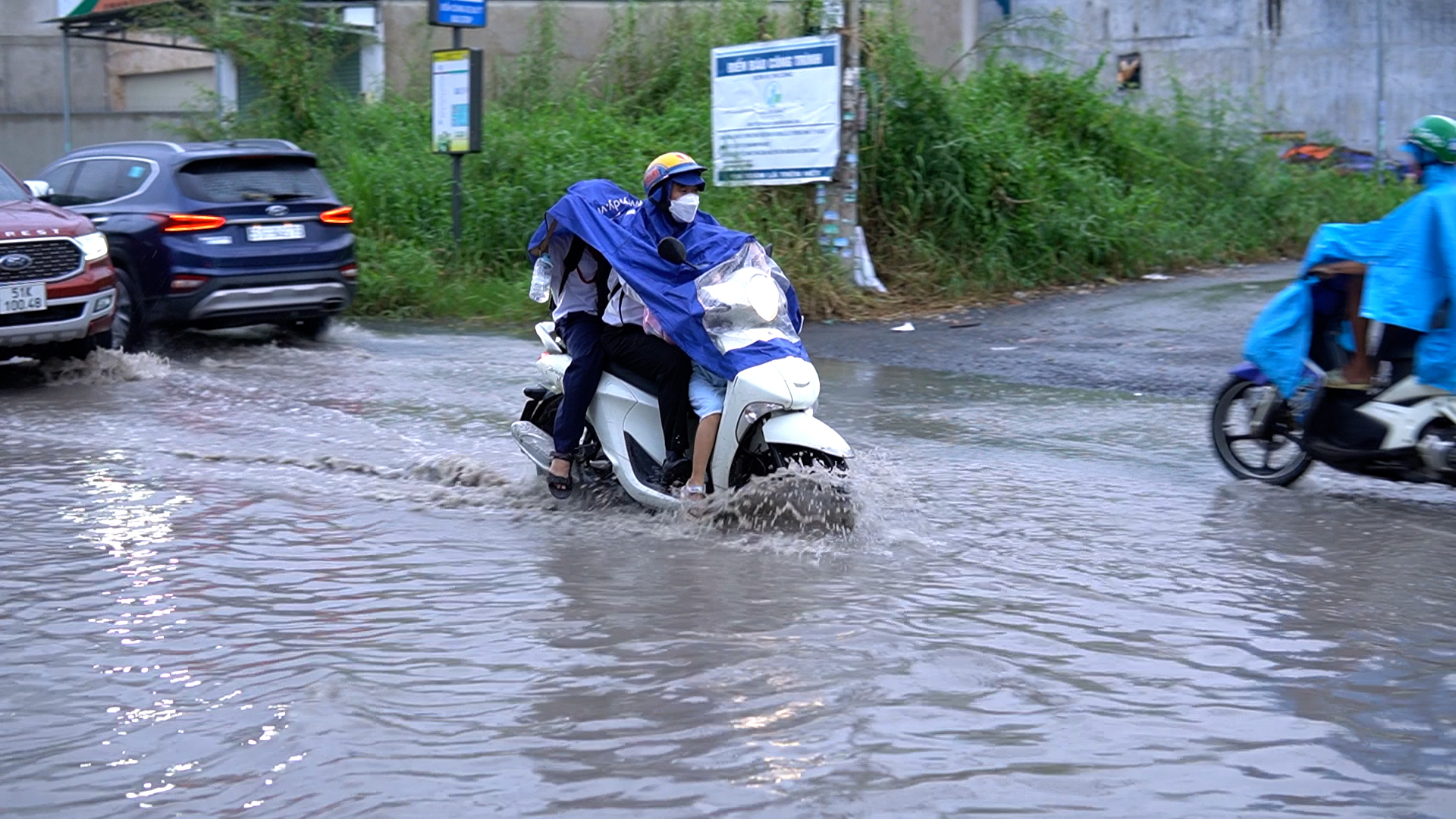 'Bẫy' chi chít trên đường Lò Lu, người dân chỉ dắt bộ, không dám chạy xe- Ảnh 4.