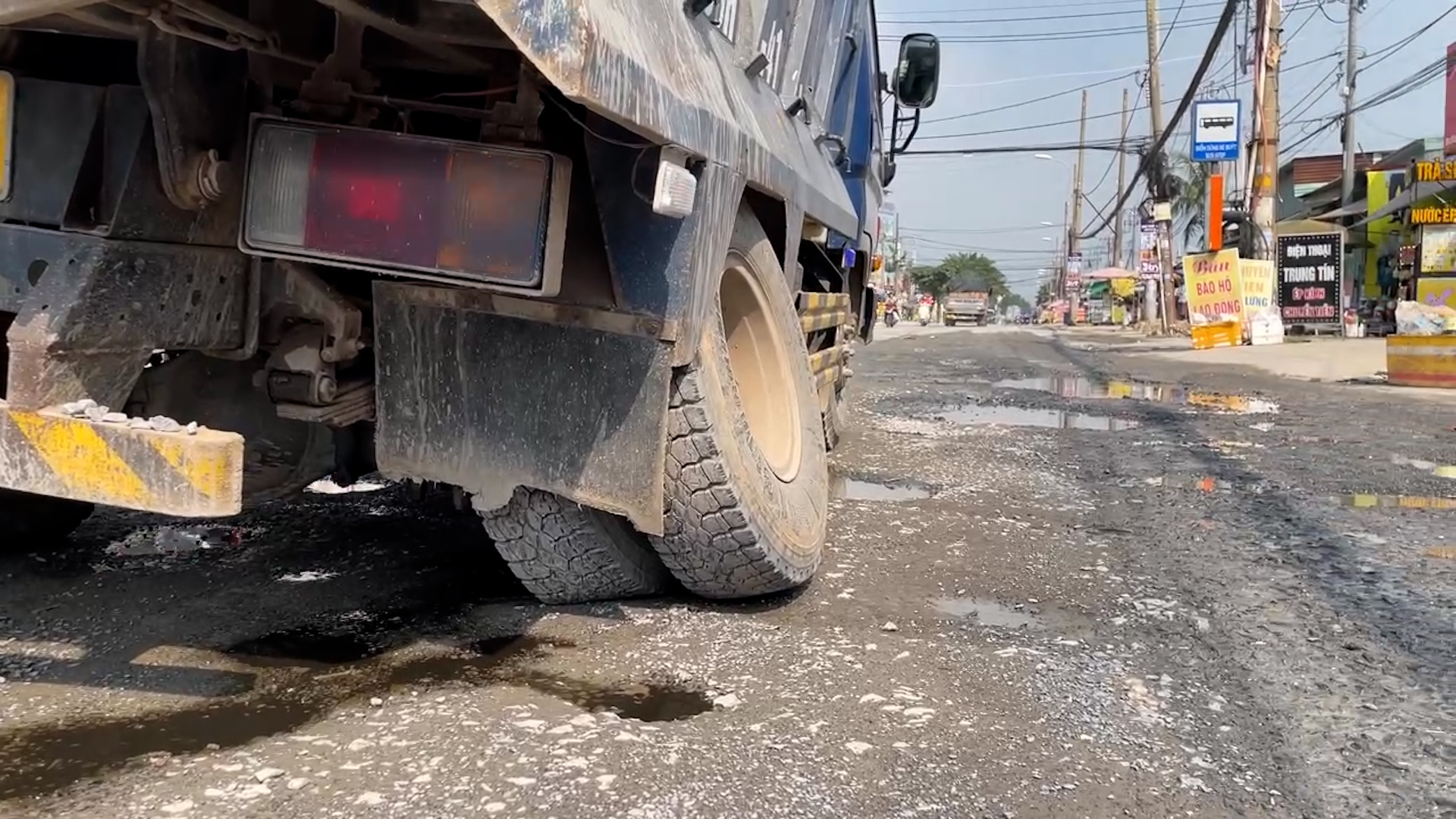 'Bẫy' chi chít trên đường Lò Lu, người dân chỉ dắt bộ, không dám chạy xe- Ảnh 7.