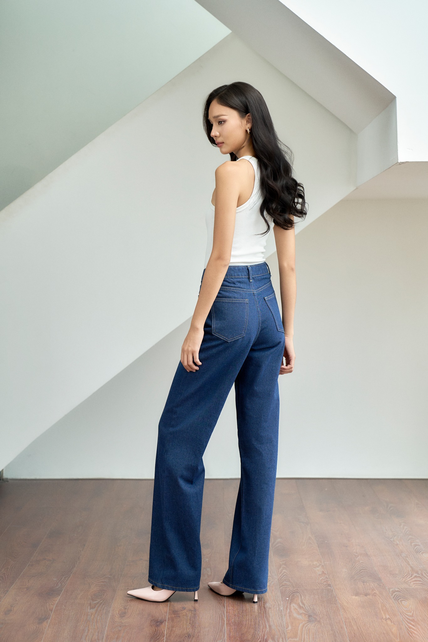 Diện mạo công sở hoàn hảo với quần jeans và chân váy denim- Ảnh 8. Diện mạo công sở hoàn hảo với quần jeans và chân váy denim- Ảnh 8.