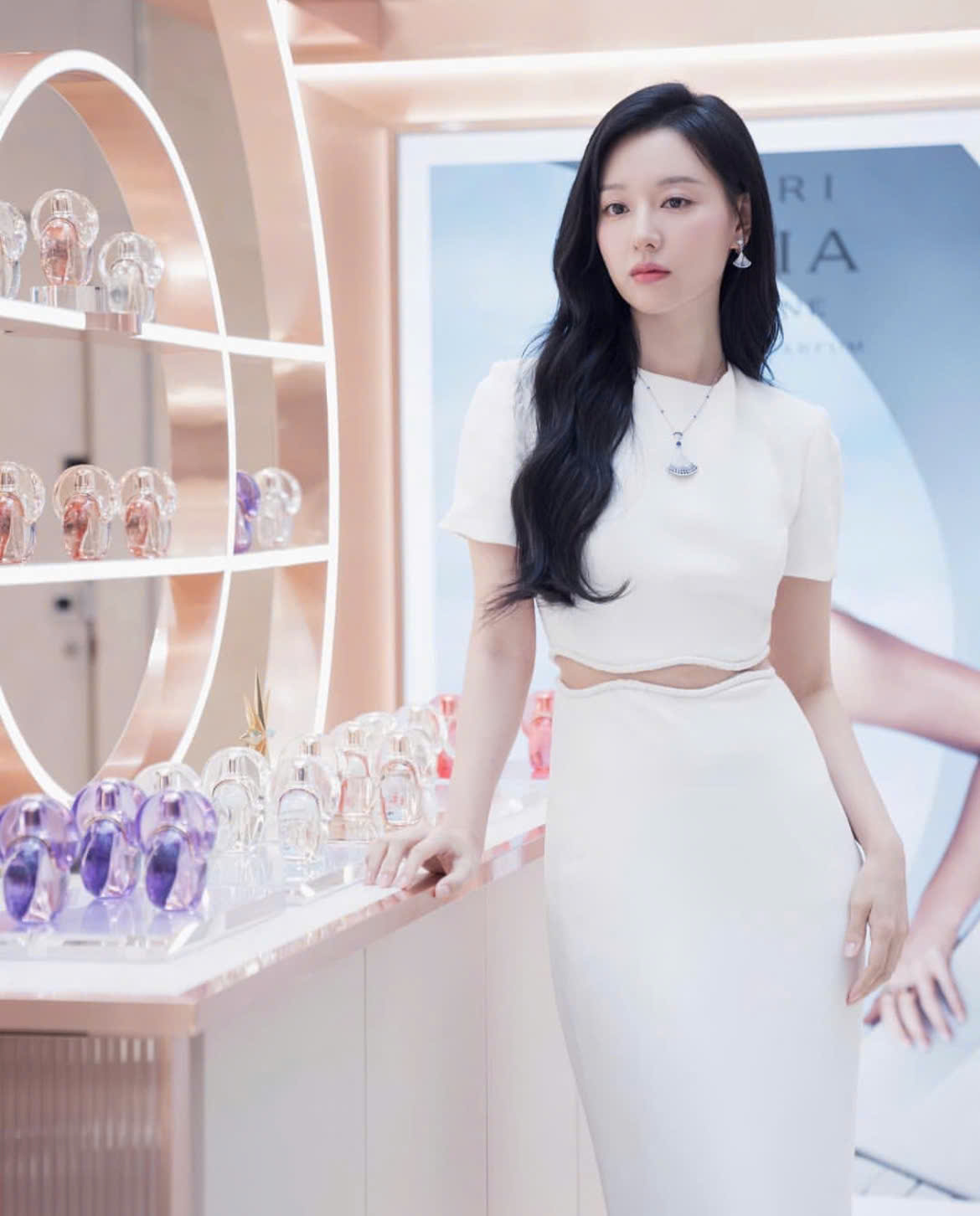 Use roupas brancas tão lindamente quanto Kim Ji Won - Foto 7. Diện đồ tông trắng đẹp bất bại như Kim Ji Won- Ảnh 7.