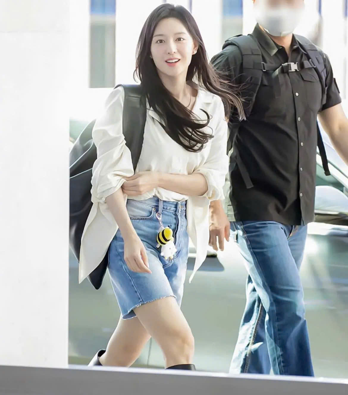 Use roupas brancas tão bonitas quanto Kim Ji Won - Foto 2. Diện đồ tông trắng đẹp bất bại như Kim Ji Won- Ảnh 2.