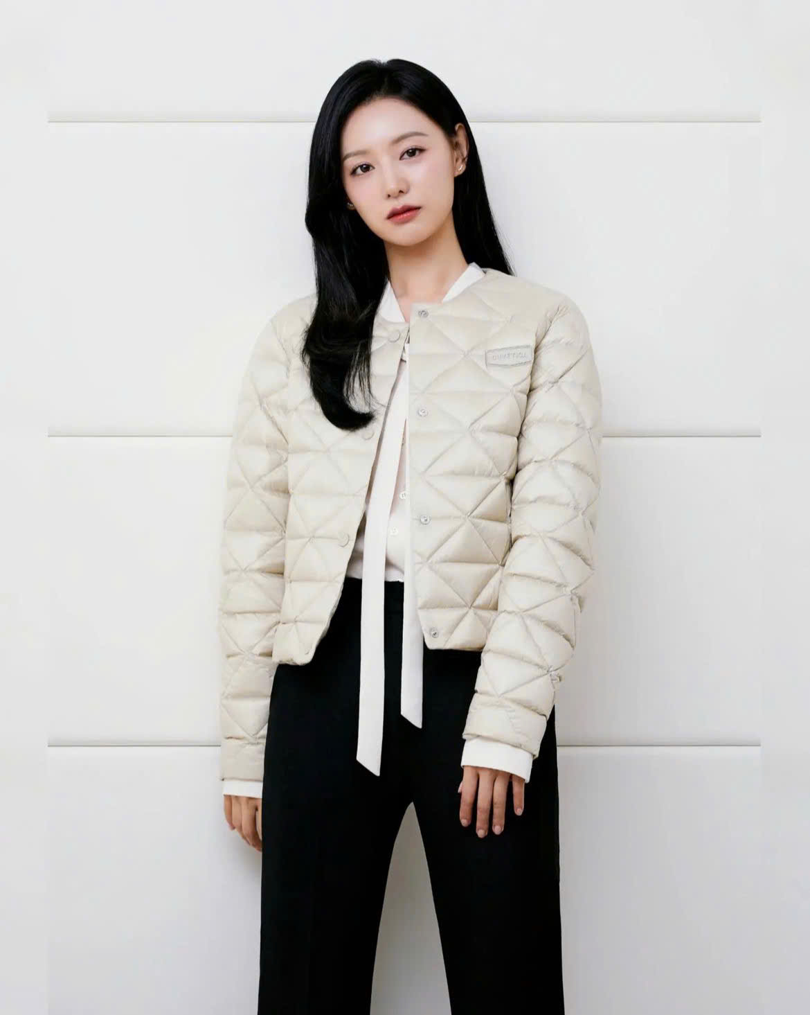 Use roupas brancas tão lindamente quanto Kim Ji Won - Foto 5. Diện đồ tông trắng đẹp bất bại như Kim Ji Won- Ảnh 5.