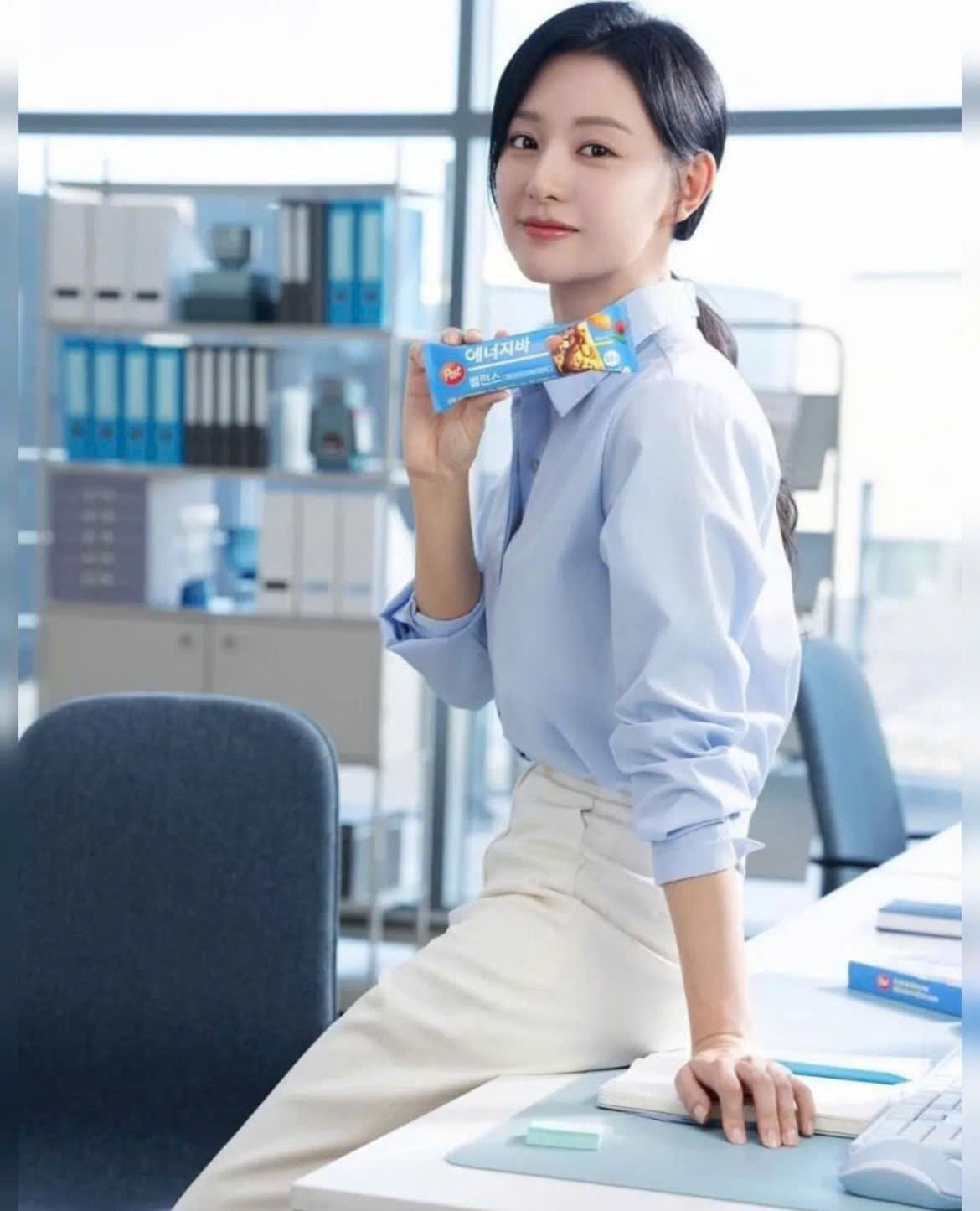 Use roupas brancas tão lindamente quanto Kim Ji Won - Foto 6. Diện đồ tông trắng đẹp bất bại như Kim Ji Won- Ảnh 6.