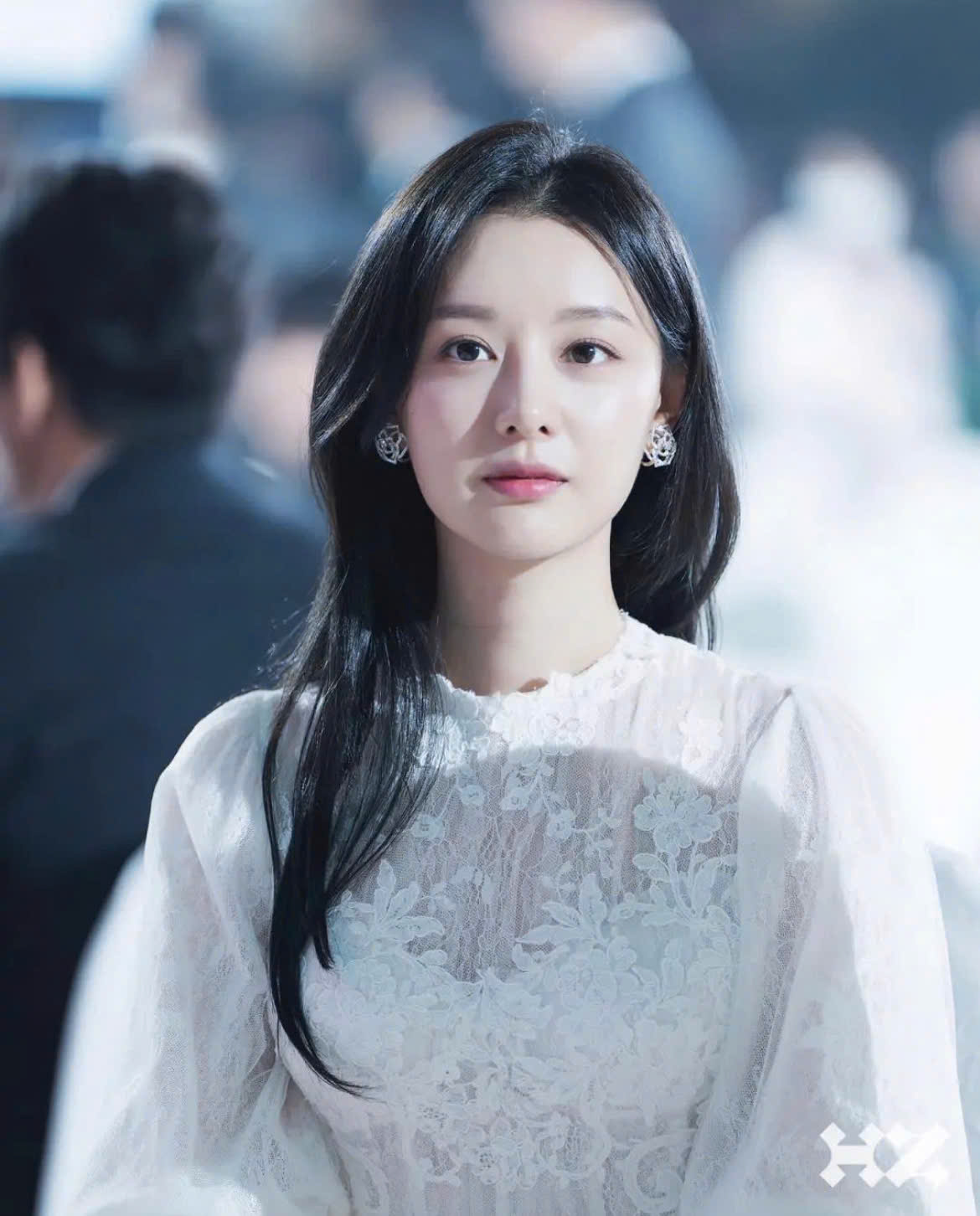 Use roupas brancas tão bonitas quanto Kim Ji Won - Foto 4. Diện đồ tông trắng đẹp bất bại như Kim Ji Won- Ảnh 4.