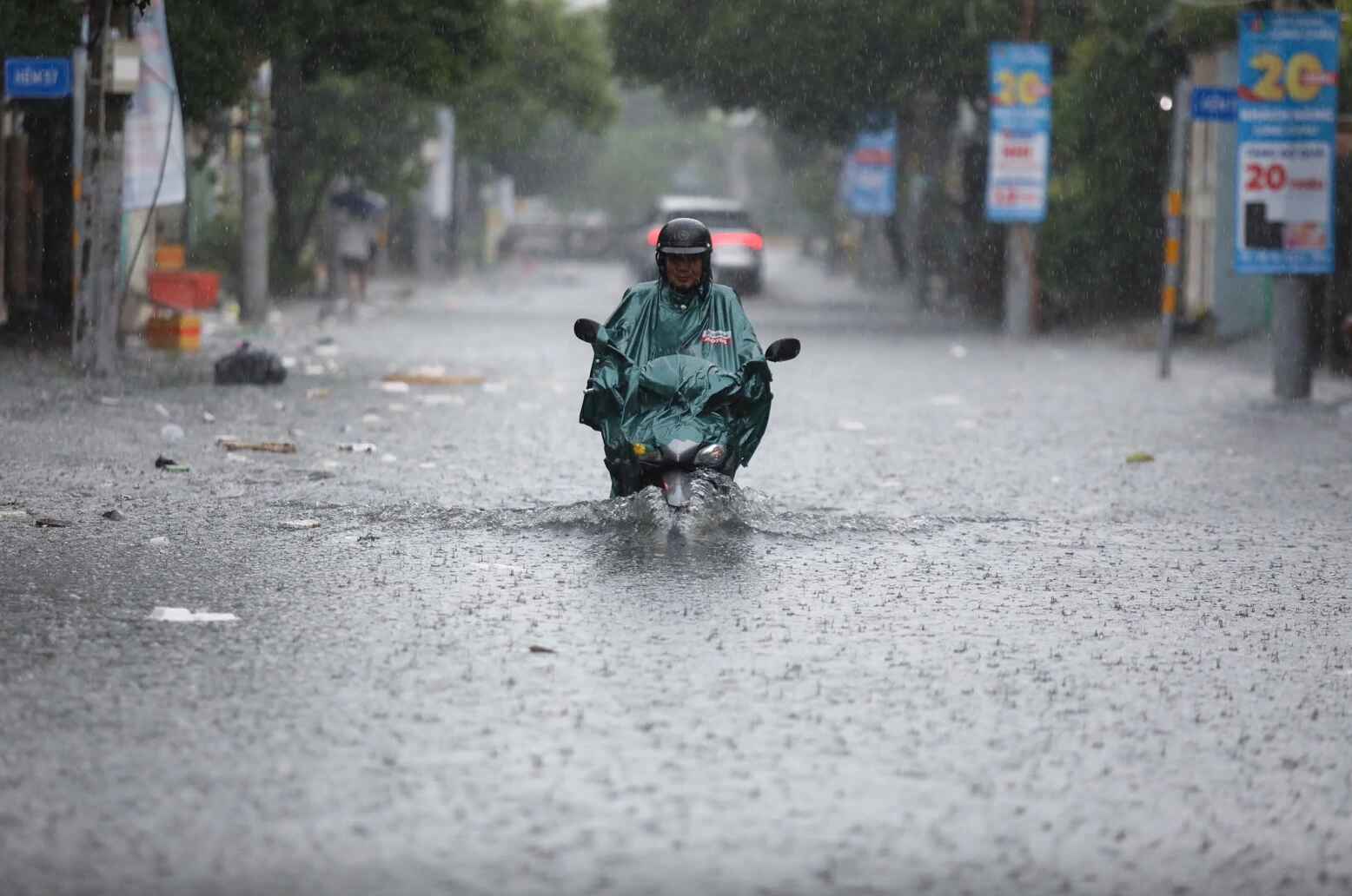 Bão dồn dập nhưng vì sao TP.HCM vẫn nóng bức?- Ảnh 1.