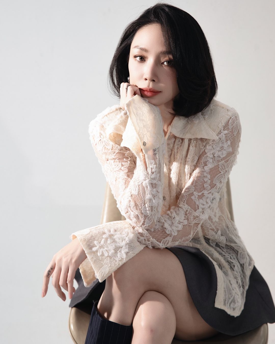 Merülj el a csipke ruhák bájában és romantikájában - 1. kép. Đắm chìm trong sự quyến rũ, lãng mạn của trang phục ren- Ảnh 1.