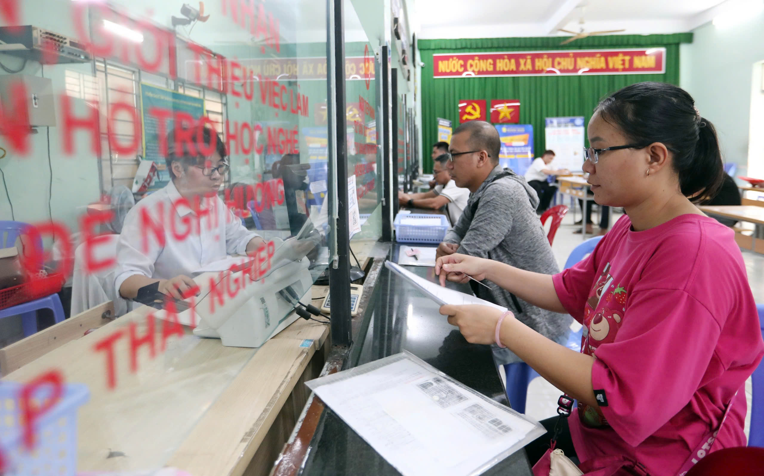 Chuyển từ BHXH bắt buộc sang đóng tự nguyện, có được hưởng bảo hiểm thất nghiệp?- Ảnh 1.