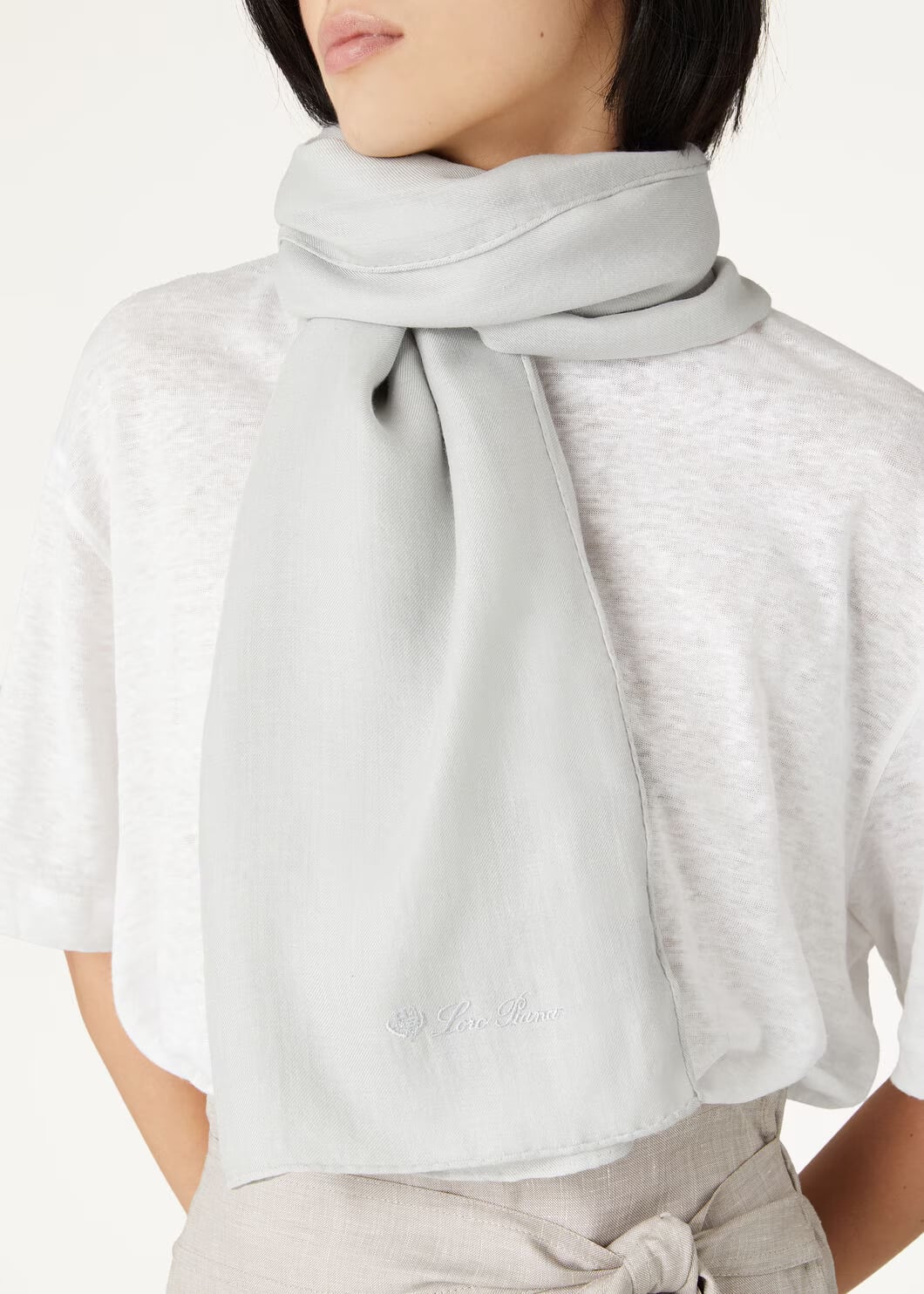 Unikátní vzory a kombinace šál na zimu - Foto 11. Những mẫu khăn quàng cổ và cách phối độc đáo cho mùa đông- Ảnh 11.