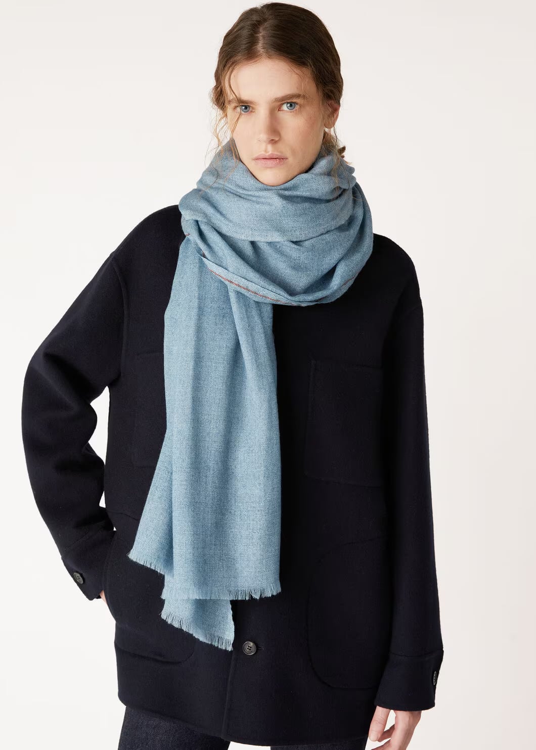 Unikátní vzory a kombinace šál na zimu - Foto 12. Những mẫu khăn quàng cổ và cách phối độc đáo cho mùa đông- Ảnh 12.