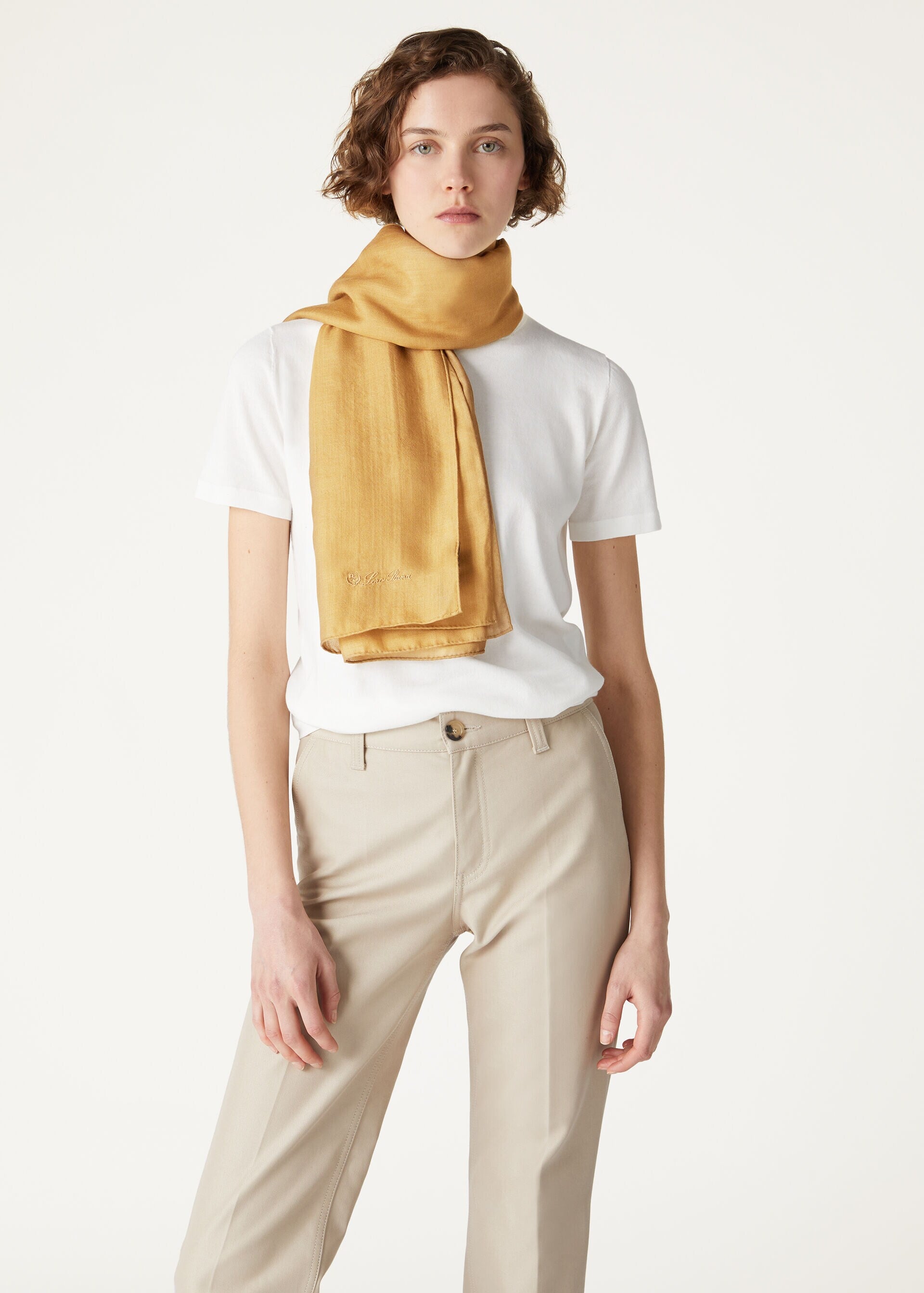 Unikátní vzory a kombinace šál na zimu - Foto 9. Những mẫu khăn quàng cổ và cách phối độc đáo cho mùa đông- Ảnh 9.