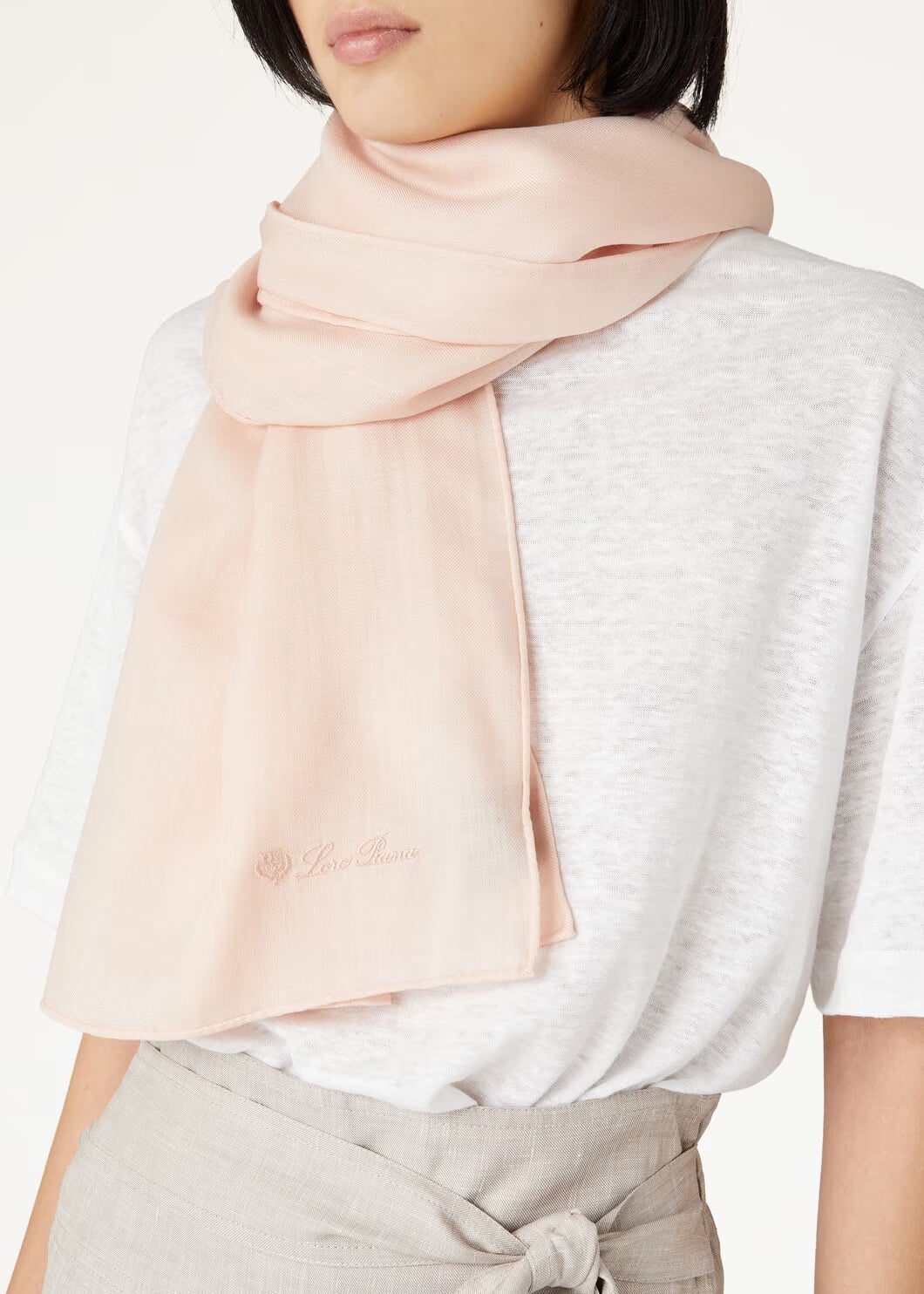 Unikátní vzory a kombinace šál na zimu - Foto 10. Những mẫu khăn quàng cổ và cách phối độc đáo cho mùa đông- Ảnh 10.