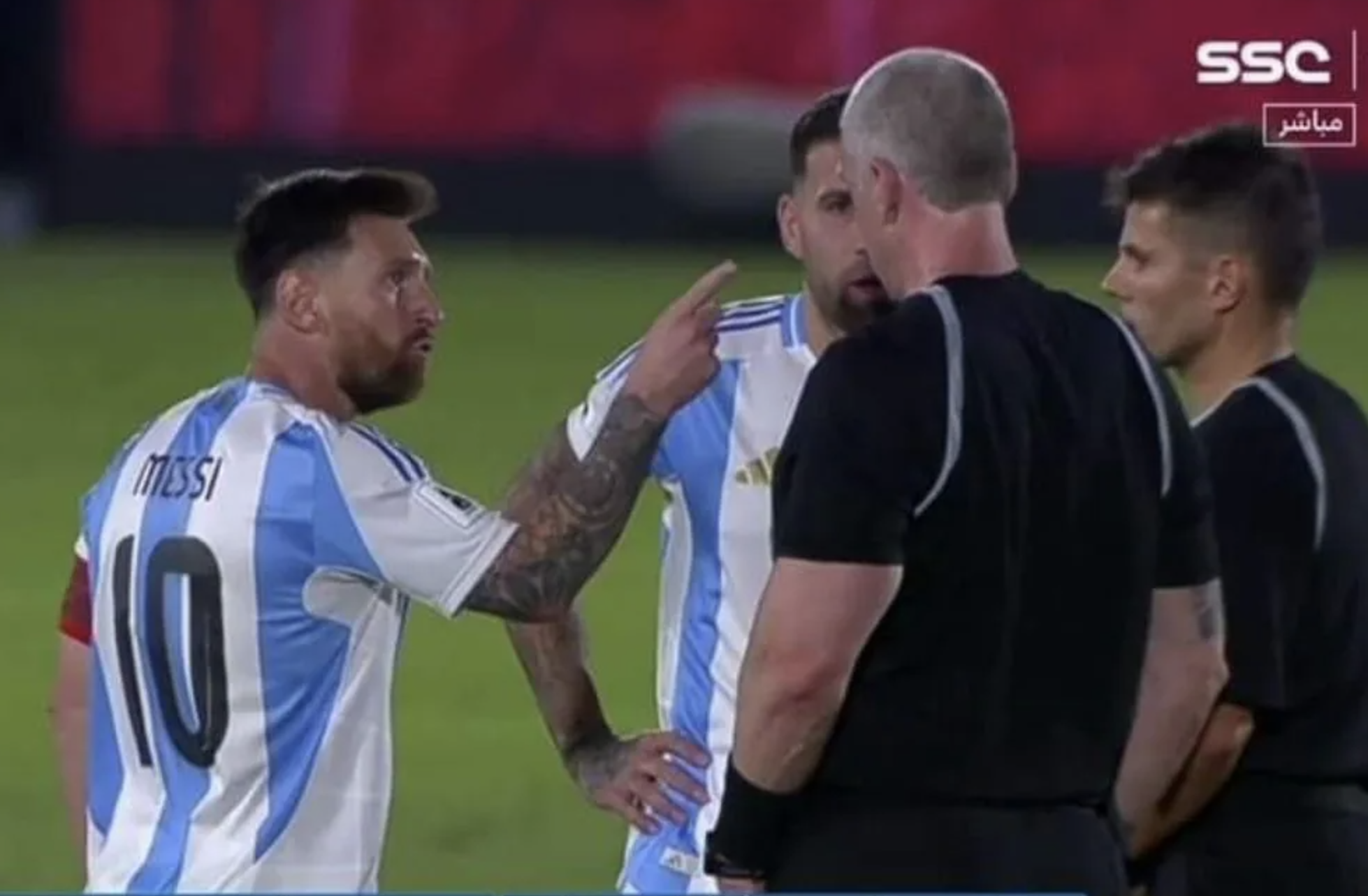 Messi chỉ tay vào mặt và dường như đã chỉ trích trọng tài Anderson Daronco