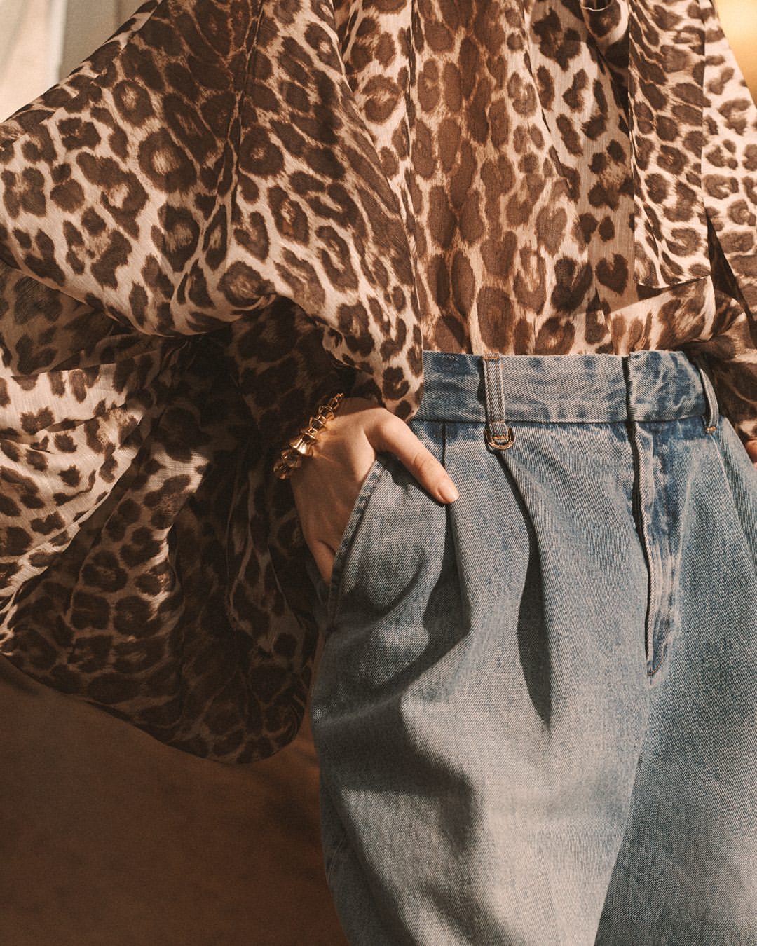 جددي إطلالتك الشتوية مع الجينز الكلاسيكي - صورة رقم 10 Làm mới phong cách mùa đông với denim cổ điển đầy ấn tượng- Ảnh 10.
