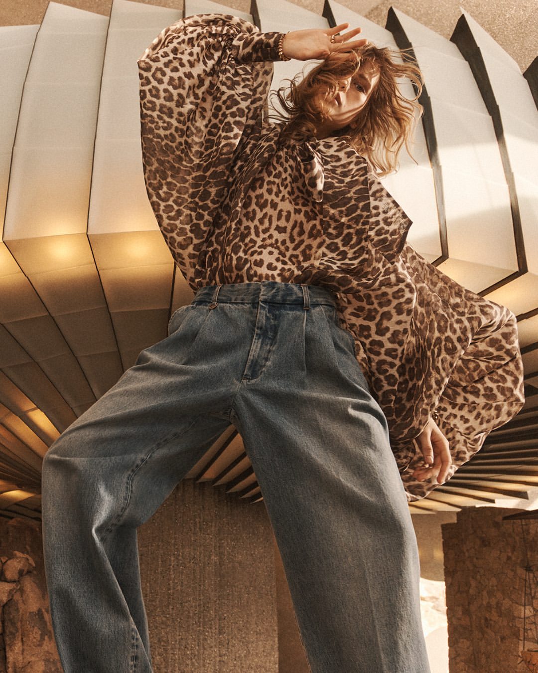 جددي إطلالتك الشتوية مع الجينز الكلاسيكي - صورة 11 Làm mới phong cách mùa đông với denim cổ điển đầy ấn tượng- Ảnh 11.