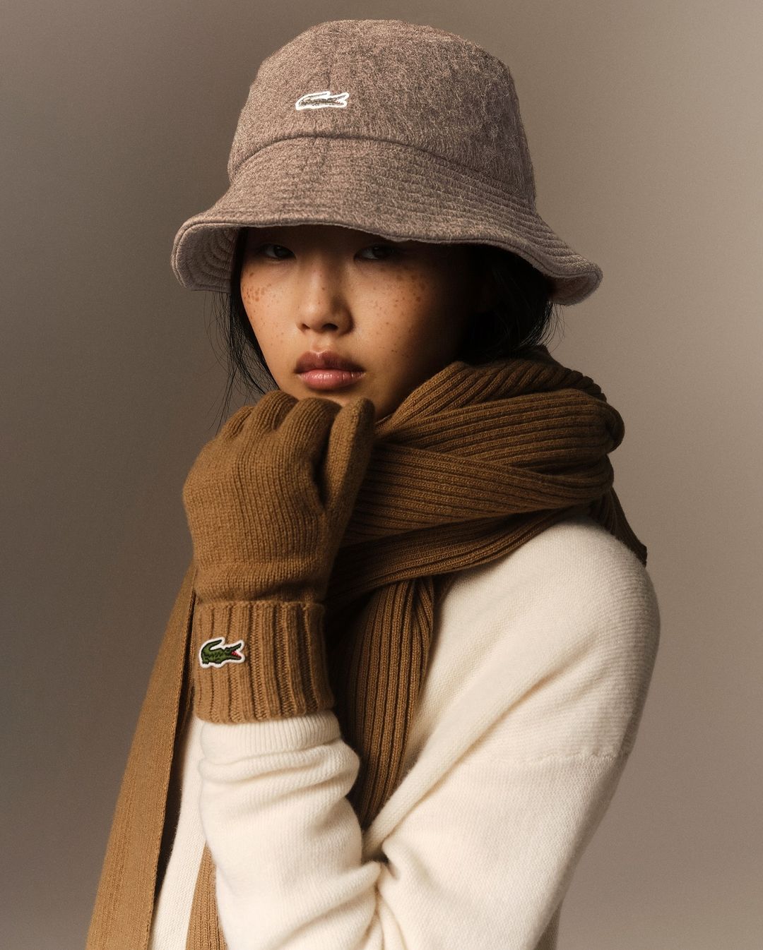 Unikátní vzory a kombinace šál na zimu - Foto 1. Những mẫu khăn quàng cổ và cách phối độc đáo cho mùa đông- Ảnh 1.