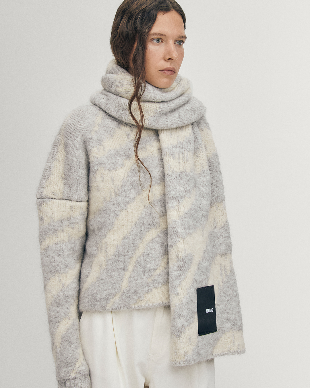 Unikátní vzory a kombinace šál na zimu - Foto 4. Những mẫu khăn quàng cổ và cách phối độc đáo cho mùa đông- Ảnh 4.