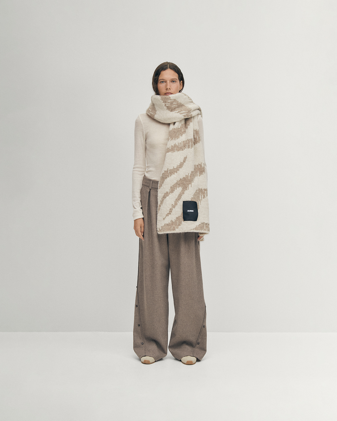 Unikátní vzory a kombinace šál na zimu - Foto 5. Những mẫu khăn quàng cổ và cách phối độc đáo cho mùa đông- Ảnh 5.