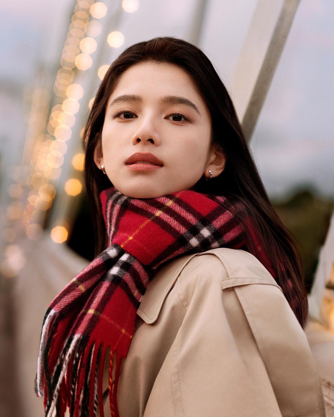 Unikátní vzory a kombinace šál na zimu - Foto 6. Những mẫu khăn quàng cổ và cách phối độc đáo cho mùa đông- Ảnh 6.