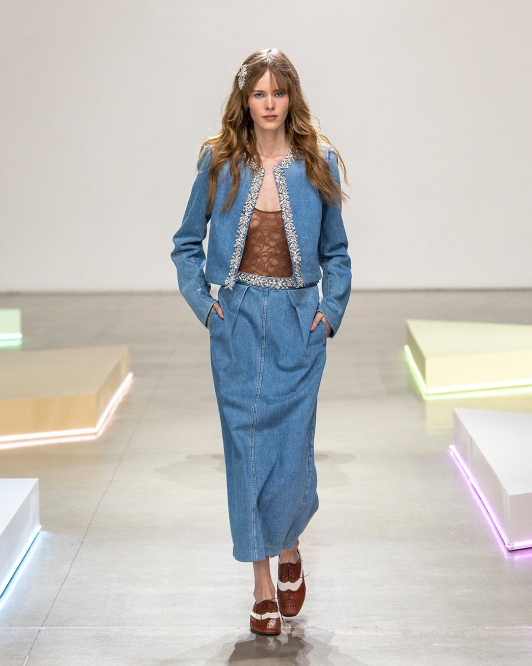 جددي إطلالتك الشتوية بالجينز الكلاسيكي - صورة 8 Làm mới phong cách mùa đông với denim cổ điển đầy ấn tượng- Ảnh 8.