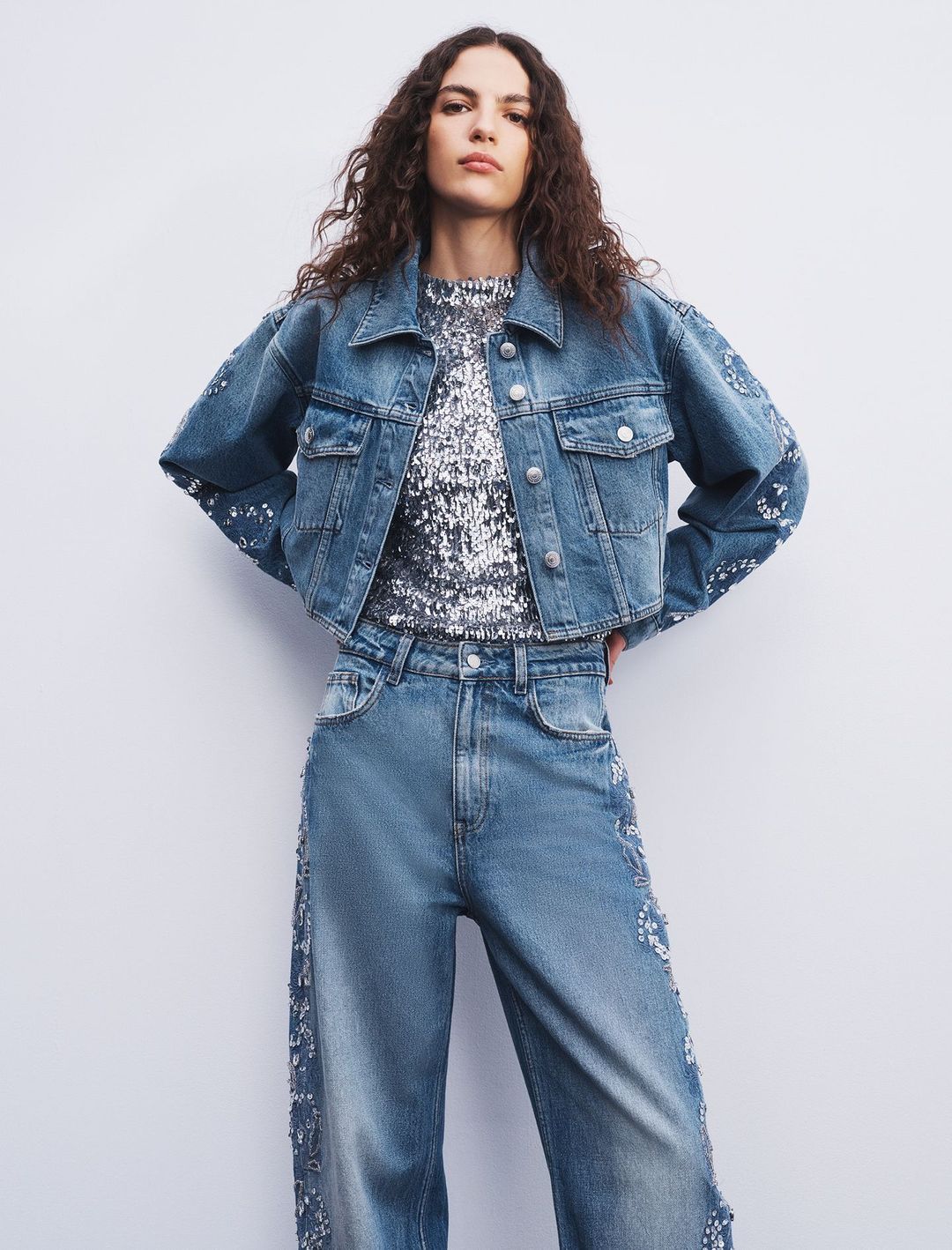 جددي إطلالتك الشتوية مع الجينز الكلاسيكي - صورة 5 Làm mới phong cách mùa đông với denim cổ điển đầy ấn tượng- Ảnh 5.