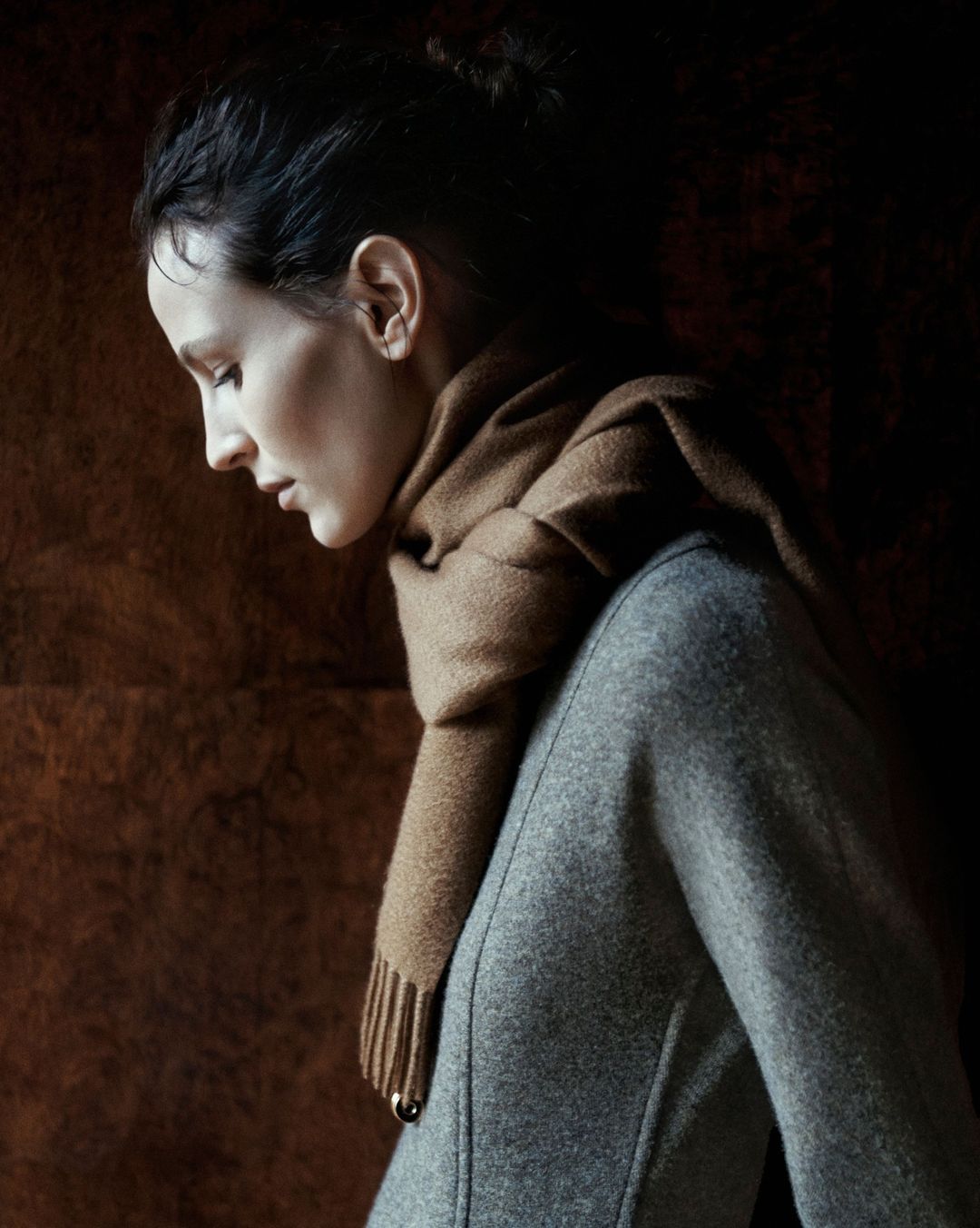 Unikátní vzory a kombinace šál na zimu - Foto 2. Những mẫu khăn quàng cổ và cách phối độc đáo cho mùa đông- Ảnh 2.