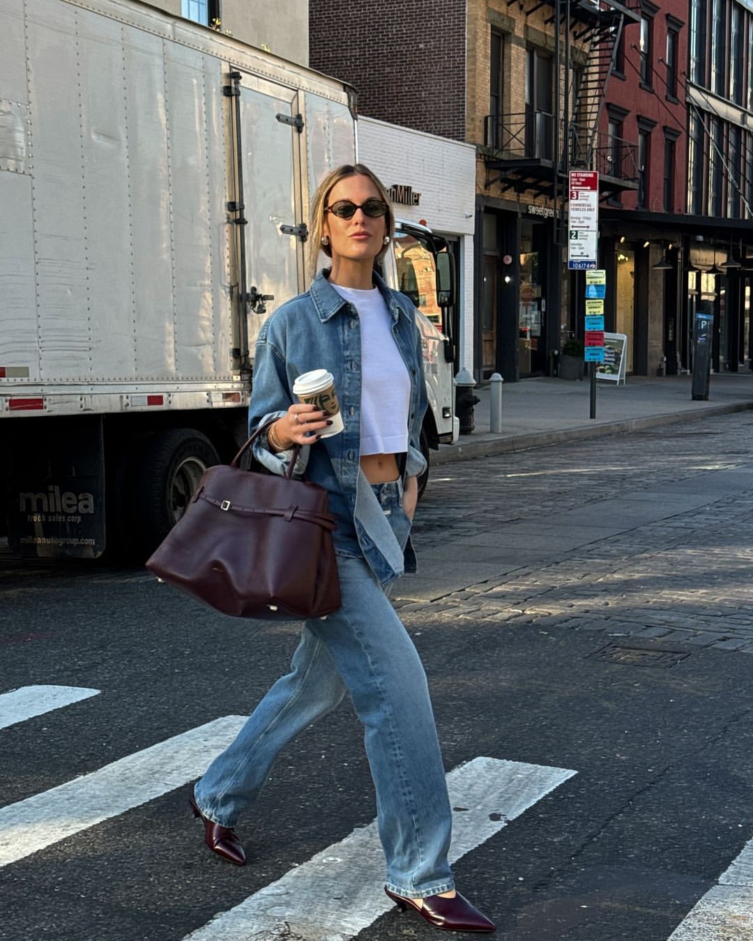 جددي إطلالتك الشتوية مع الجينز الكلاسيكي - صورة 3 Làm mới phong cách mùa đông với denim cổ điển đầy ấn tượng- Ảnh 3.