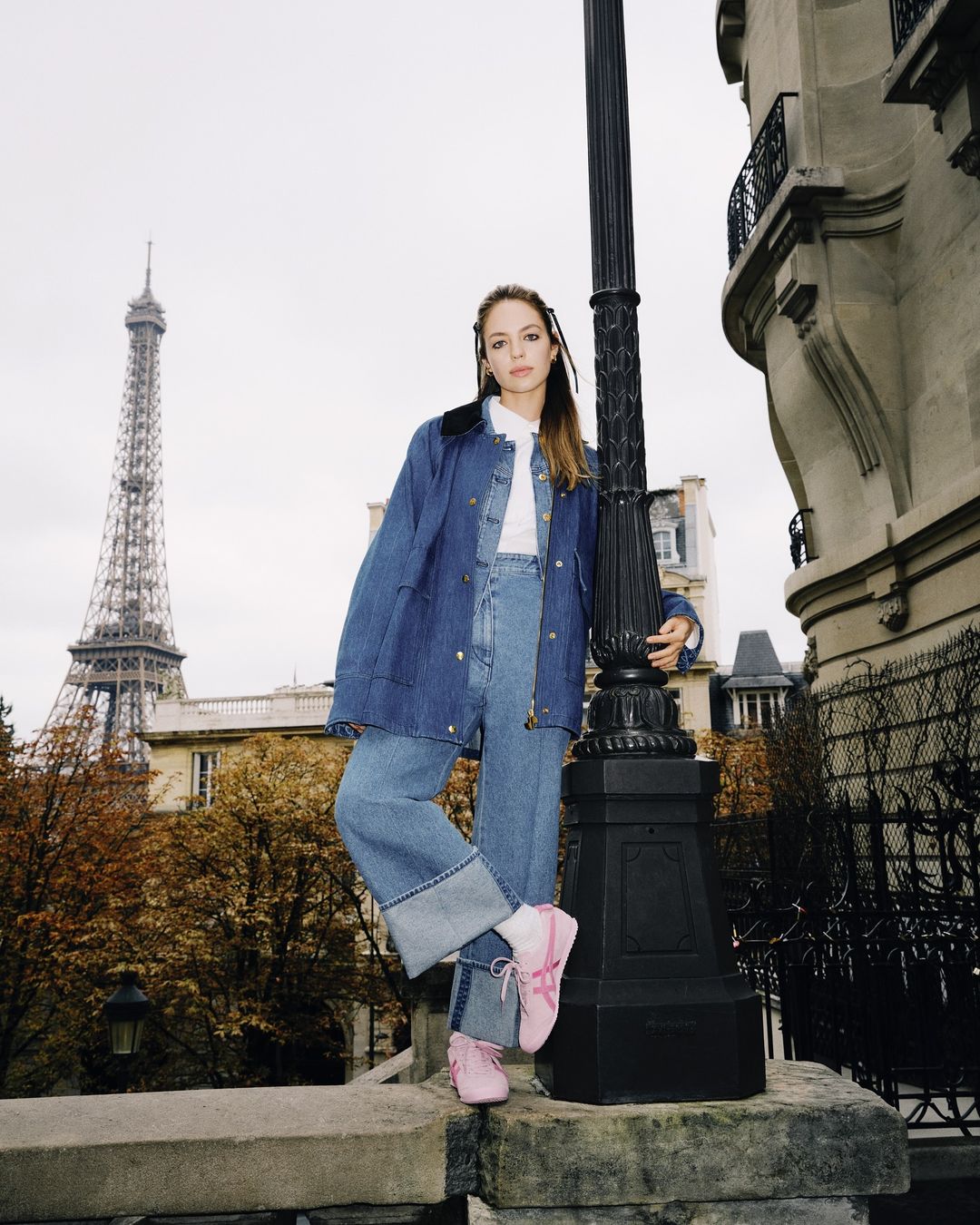 جددي إطلالتك الشتوية مع الجينز الكلاسيكي - صورة 7 Làm mới phong cách mùa đông với denim cổ điển đầy ấn tượng- Ảnh 7.