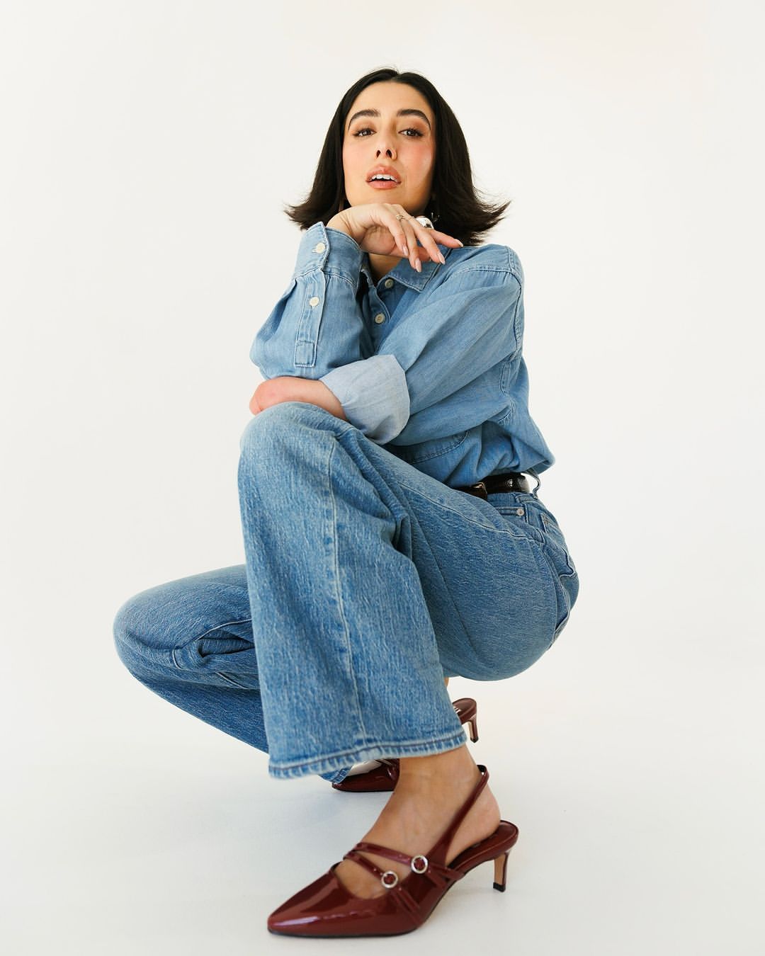 جددي إطلالتك الشتوية مع الجينز الكلاسيكي - الصورة 2 Làm mới phong cách mùa đông với denim cổ điển đầy ấn tượng- Ảnh 2.