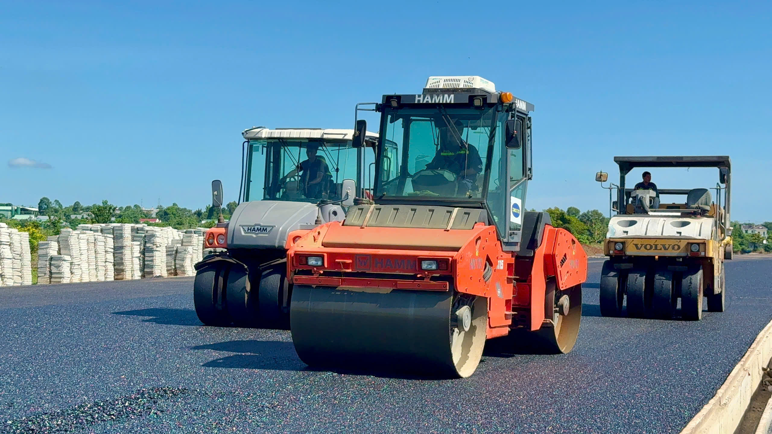 Cao tốc Biên Hòa - Vũng Tàu: Bên bắt đầu thảm nhựa, bên ngổn ngang mặt bằng- Ảnh 1.