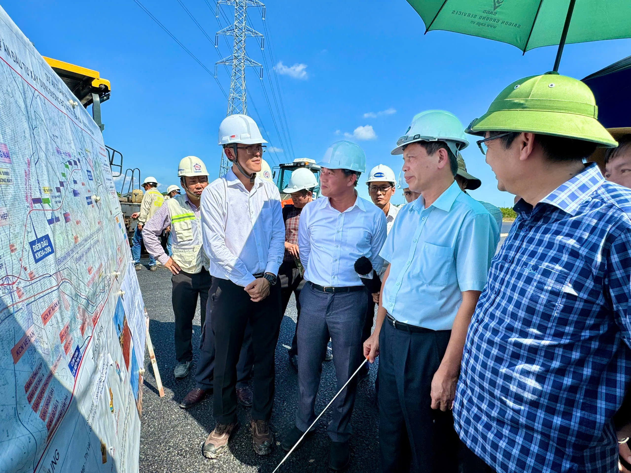 Cao tốc Biên Hòa - Vũng Tàu: Bên bắt đầu thảm nhựa, bên ngổn ngang mặt bằng- Ảnh 6.