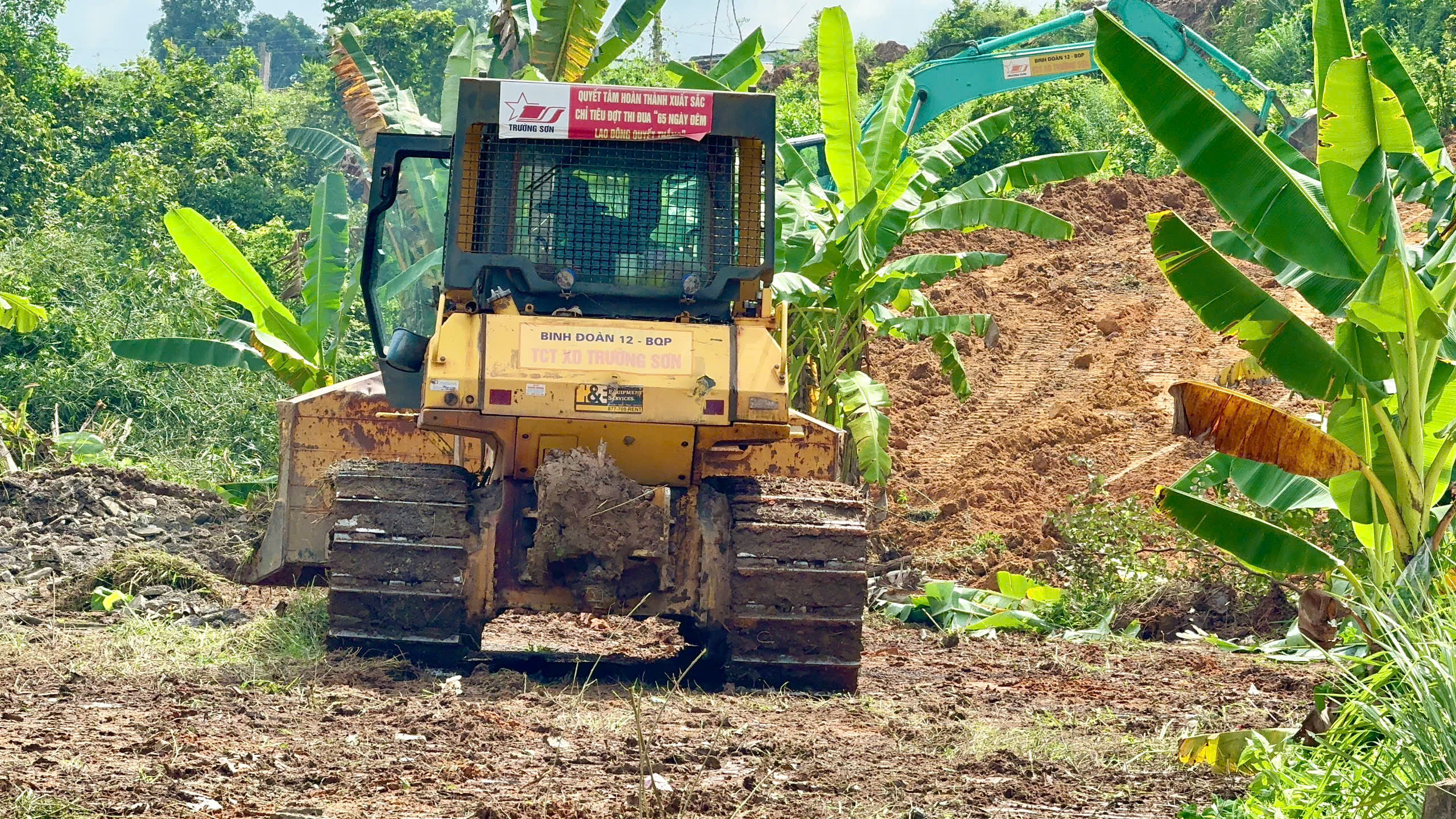 Cao tốc Biên Hòa - Vũng Tàu: Bên bắt đầu thảm nhựa, bên ngổn ngang mặt bằng- Ảnh 8.