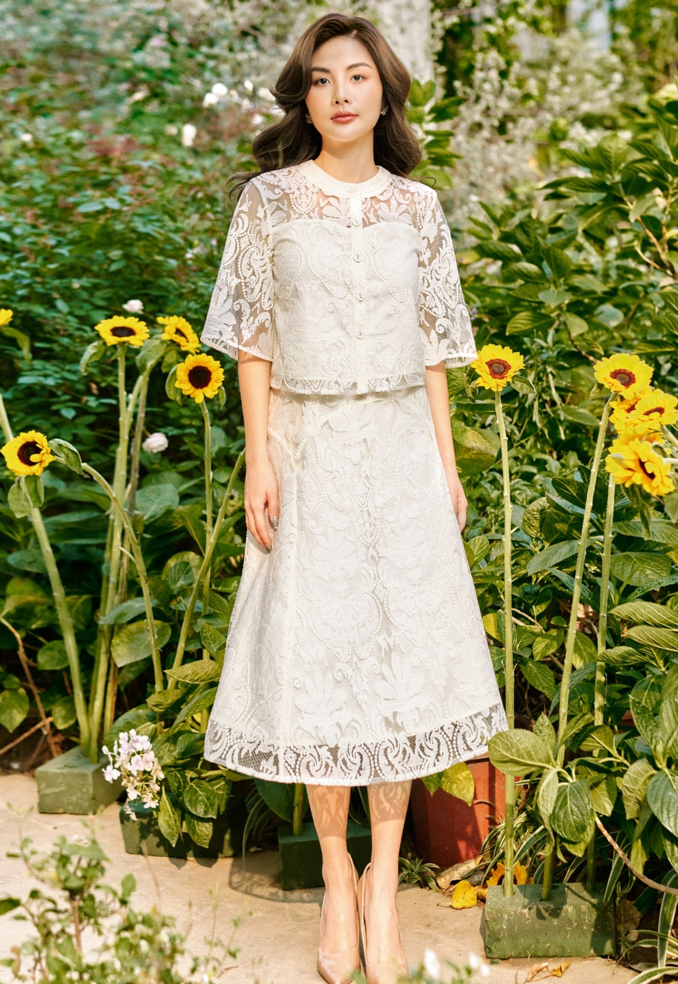 Vneste do svého šatníku romantický vánek s krajkovou módou - Foto 4. Đem đến làn gió lãng mạn cho tủ đồ với thời trang vải ren- Ảnh 4.