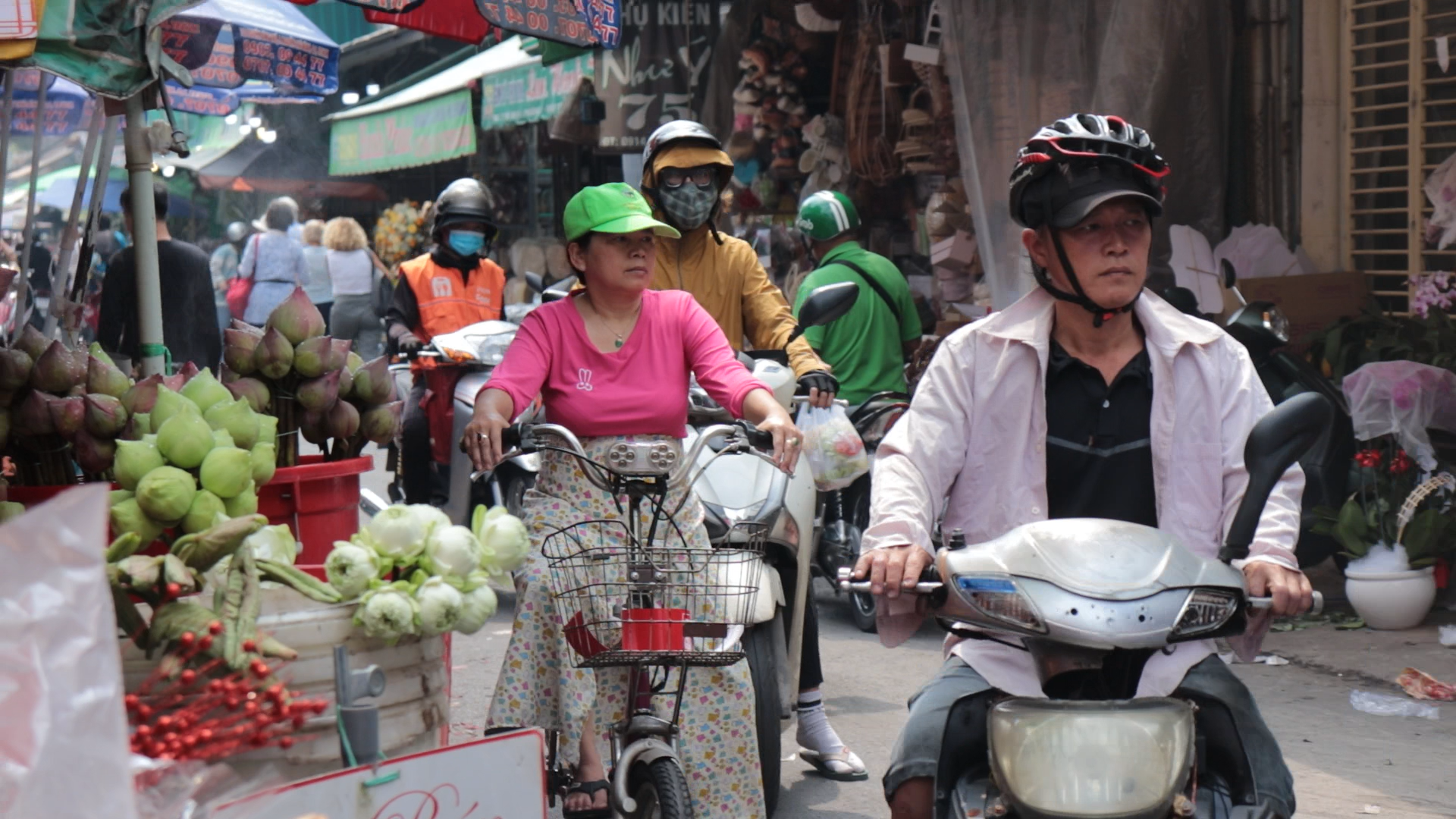 Chợ hoa TP.HCM nhộn nhịp trước ngày 20.11, tiểu thương vẫn than ‘không bằng mọi năm’- Ảnh 1.