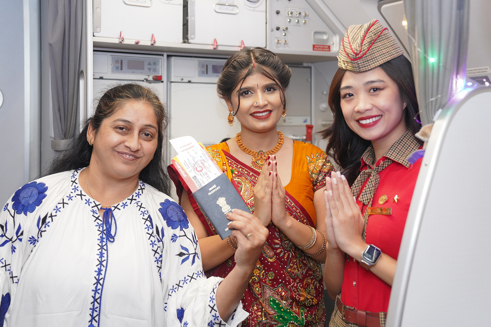 Đón lễ hội Diwali cùng Vietjet: Niềm vui ngập tràn, nhận quà ý nghĩa- Ảnh 9. Đón lễ hội Diwali cùng Vietjet: Niềm vui ngập tràn, nhận quà ý nghĩa- Ảnh 9.