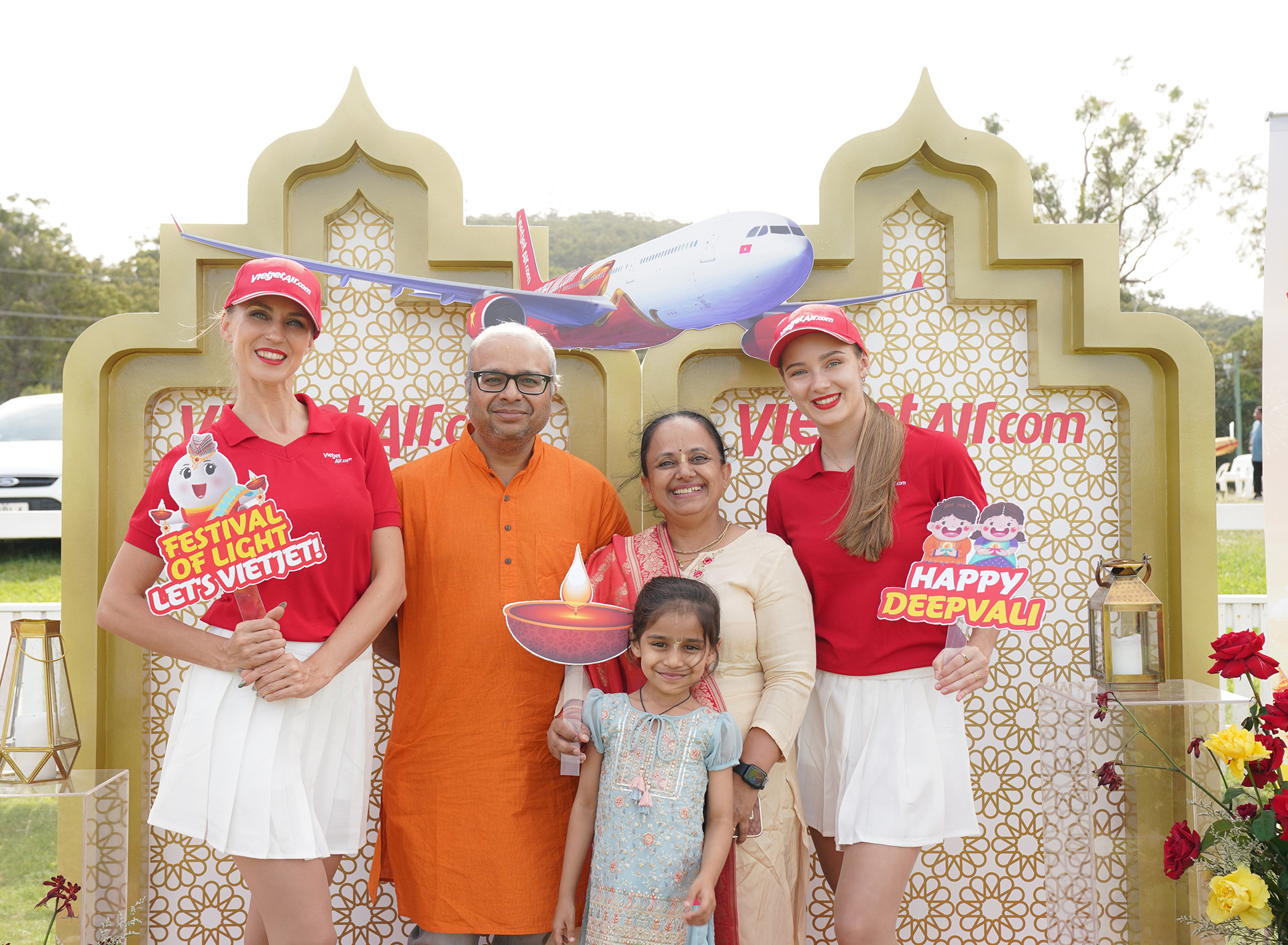 Đón lễ hội Diwali cùng Vietjet: Niềm vui ngập tràn, nhận quà ý nghĩa- Ảnh 2. Đón lễ hội Diwali cùng Vietjet: Niềm vui ngập tràn, nhận quà ý nghĩa- Ảnh 2.