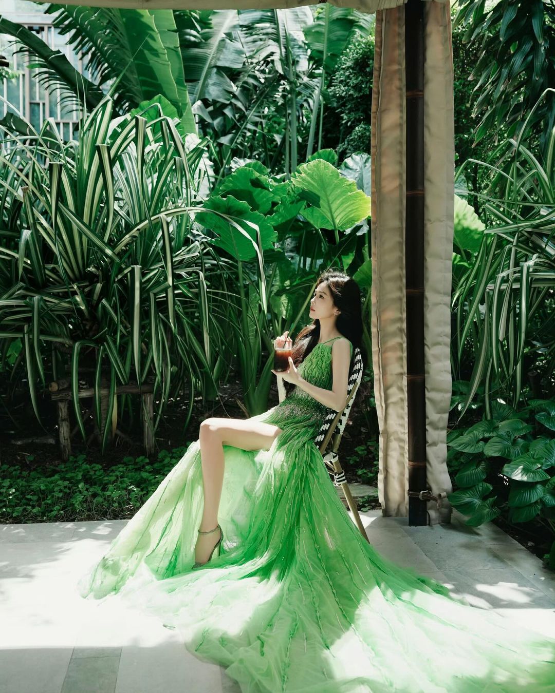 Segarkan almari pakaian anda dengan rona hijau - Foto 2. Làm mới tủ đồ thời trang với tông màu xanh lá- Ảnh 2.