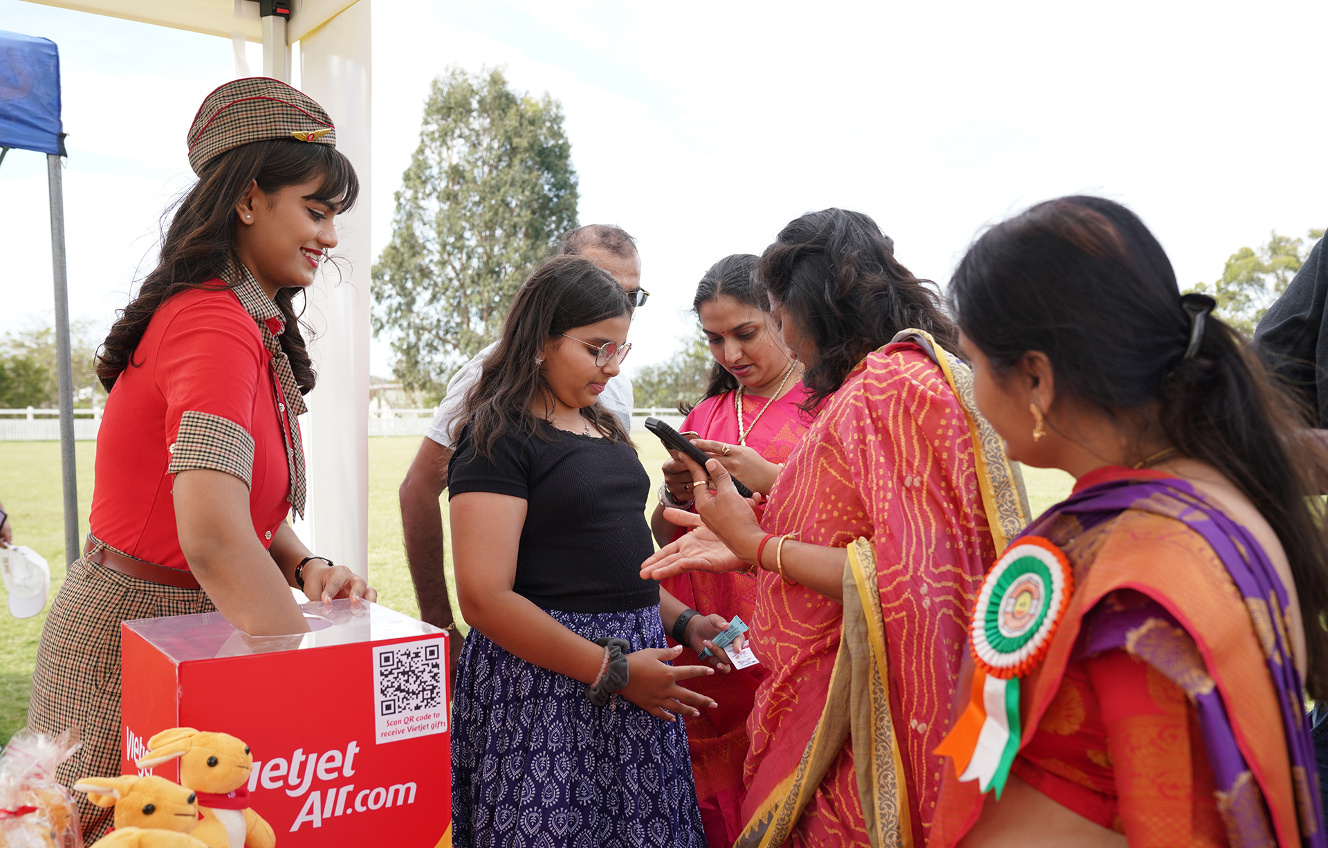 Đón lễ hội Diwali cùng Vietjet: Niềm vui ngập tràn, nhận quà ý nghĩa- Ảnh 3. Đón lễ hội Diwali cùng Vietjet: Niềm vui ngập tràn, nhận quà ý nghĩa- Ảnh 3.