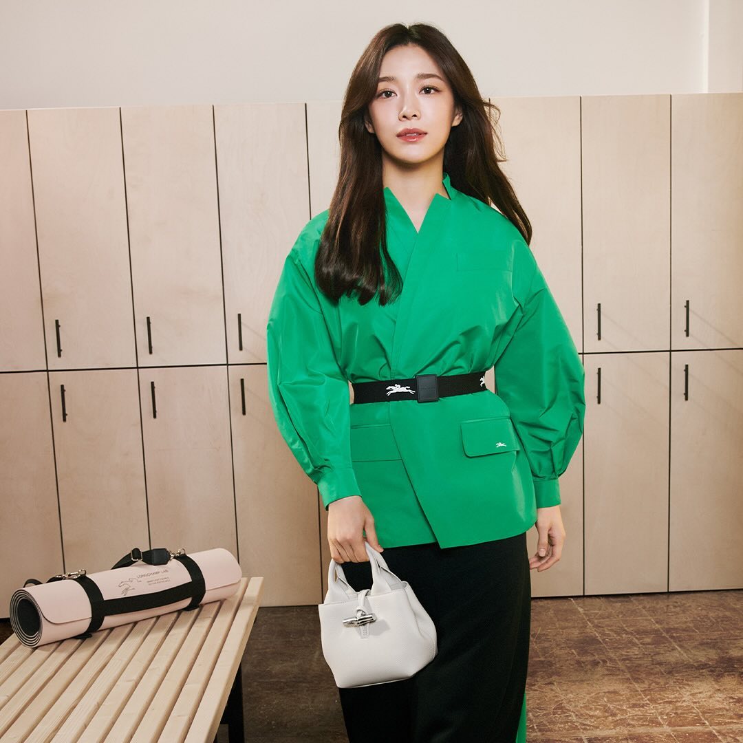 Segarkan almari pakaian anda dengan rona hijau - Foto 3. Làm mới tủ đồ thời trang với tông màu xanh lá- Ảnh 3.