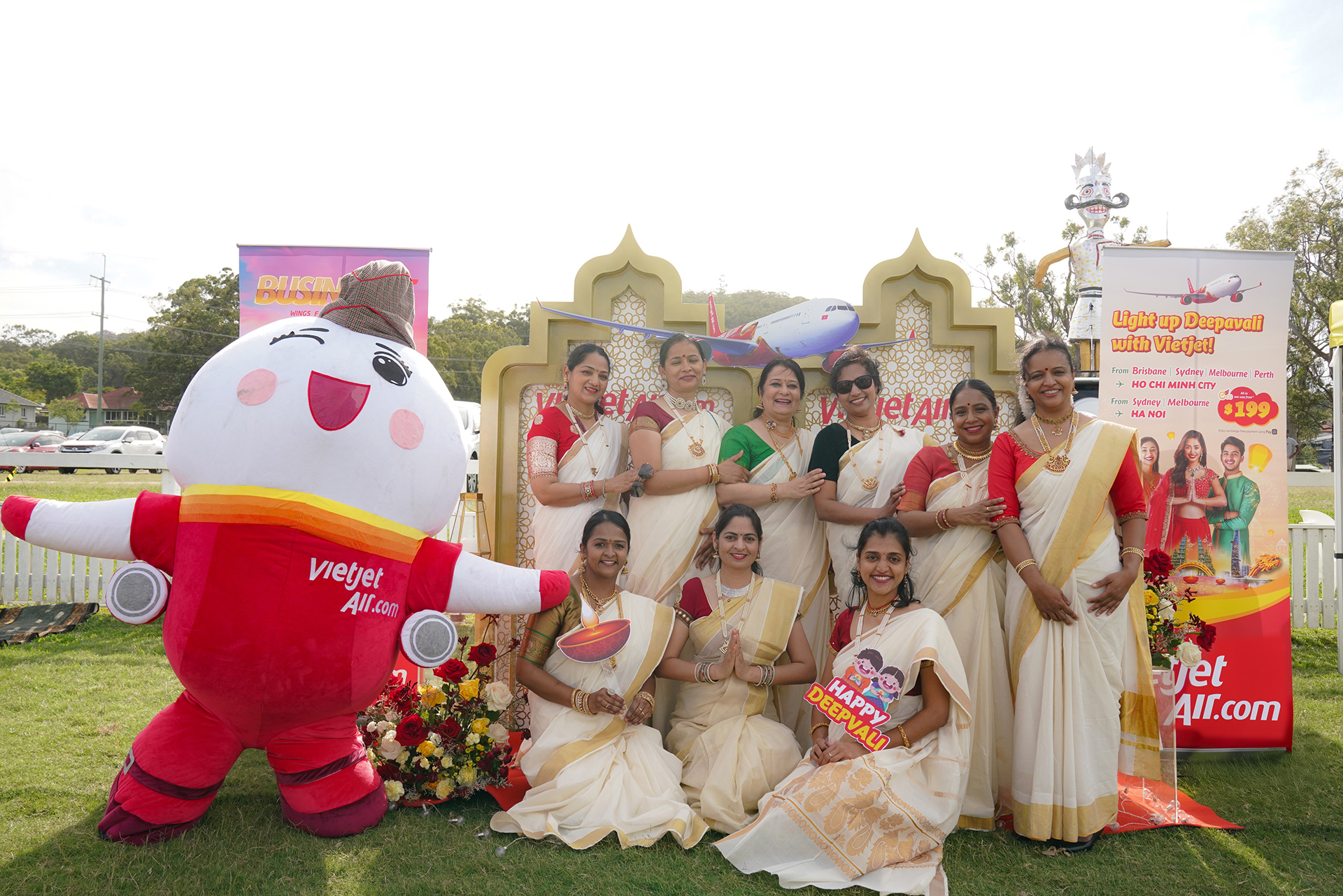 Đón lễ hội Diwali cùng Vietjet: Niềm vui ngập tràn, nhận quà ý nghĩa- Ảnh 4. Đón lễ hội Diwali cùng Vietjet: Niềm vui ngập tràn, nhận quà ý nghĩa- Ảnh 4.