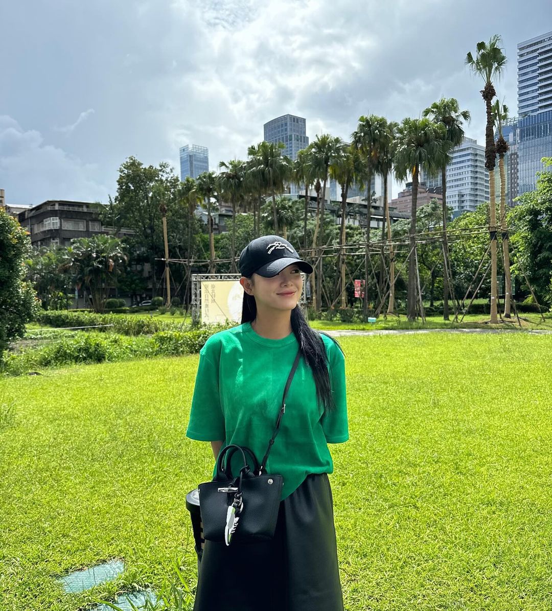 Segarkan almari pakaian anda dengan rona hijau - Foto 5. Làm mới tủ đồ thời trang với tông màu xanh lá- Ảnh 5.