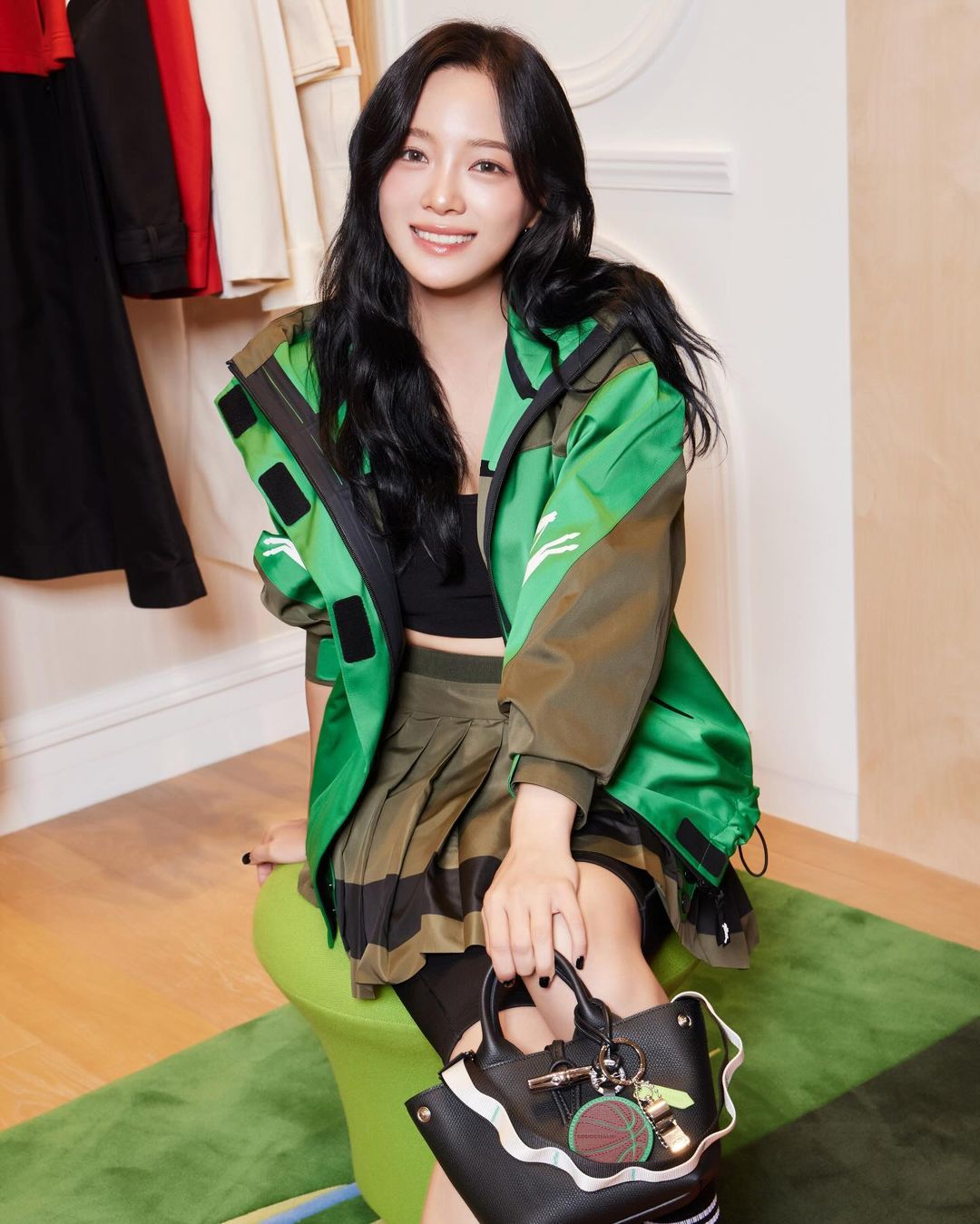 Segarkan almari pakaian anda dengan rona hijau - Foto 7. Làm mới tủ đồ thời trang với tông màu xanh lá- Ảnh 7.