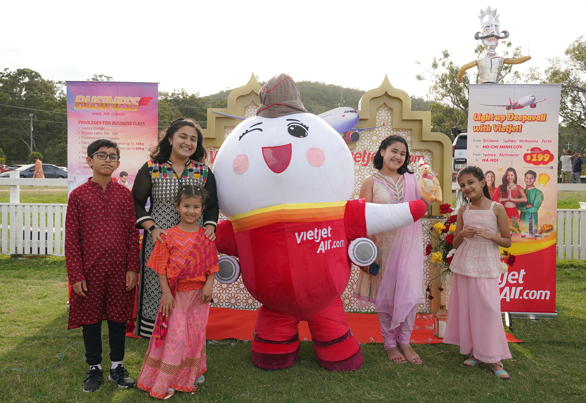 Đón lễ hội Diwali cùng Vietjet: Niềm vui ngập tràn, nhận quà ý nghĩa- Ảnh 7. Đón lễ hội Diwali cùng Vietjet: Niềm vui ngập tràn, nhận quà ý nghĩa- Ảnh 7.