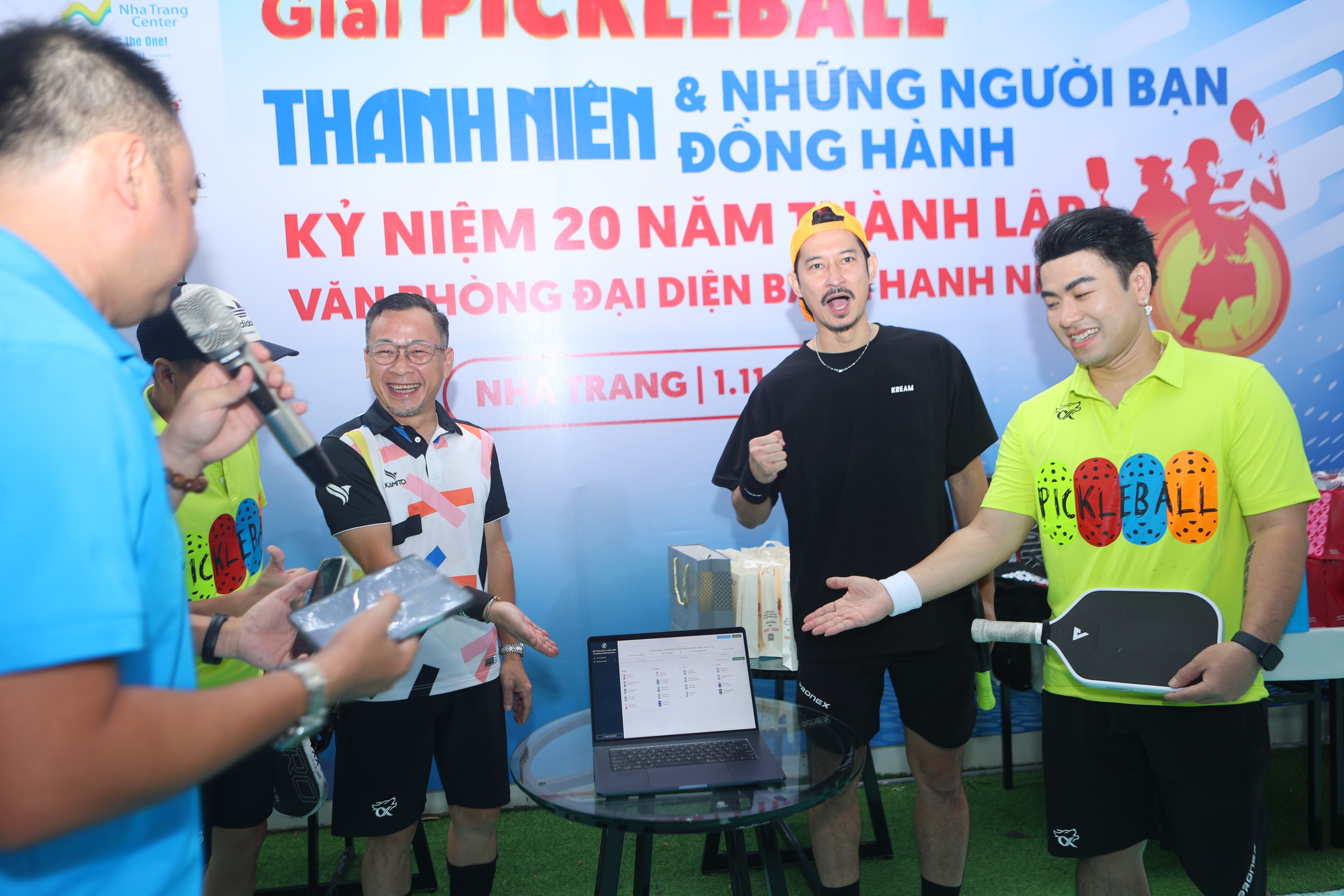 Diễn viên Huy Khánh, ca sĩ Akira Phan 'cháy' hết mình cùng giải pickleball đầy ý nghĩa- Ảnh 3.