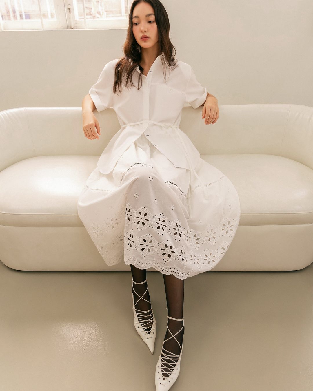 Vytvořte velký zvýraznění s malými doplňky: punčocháče pomáhají zahnat nudu - Foto 5. Tạo điểm nhấn lớn nhờ phụ kiện nhỏ: quần tất giúp xua tan sự nhàm chán- Ảnh 5.