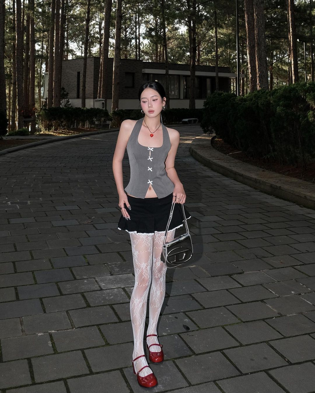 Vytvořte velký zvýraznění s malými doplňky: punčocháče pomáhají zahnat nudu - Foto 10. Tạo điểm nhấn lớn nhờ phụ kiện nhỏ: quần tất giúp xua tan sự nhàm chán- Ảnh 10.