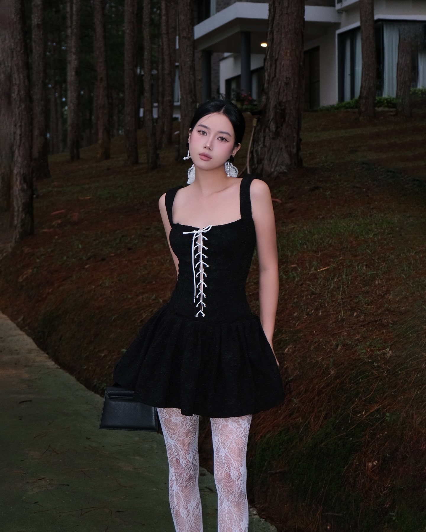 Vytvořte velký zvýraznění s malými doplňky: punčocháče pomáhají zahnat nudu - Foto 8. Tạo điểm nhấn lớn nhờ phụ kiện nhỏ: quần tất giúp xua tan sự nhàm chán- Ảnh 8.