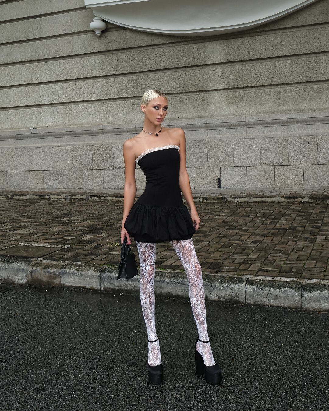 Vytvořte velký zvýraznění s malými doplňky: punčocháče pomáhají zahnat nudu - Foto 13. Tạo điểm nhấn lớn nhờ phụ kiện nhỏ: quần tất giúp xua tan sự nhàm chán- Ảnh 13.