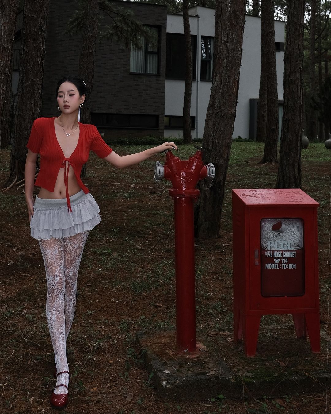 Vytvořte velký zvýraznění s malými doplňky: punčocháče pomáhají zahnat nudu - Foto 9. Tạo điểm nhấn lớn nhờ phụ kiện nhỏ: quần tất giúp xua tan sự nhàm chán- Ảnh 9.