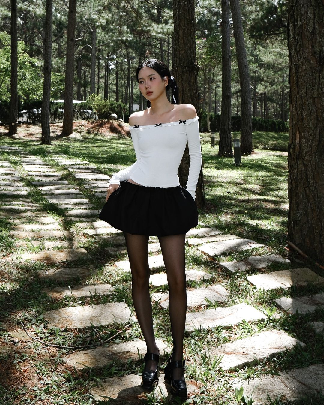 Vytvořte velký zvýraznění s malými doplňky: punčocháče pomáhají zahnat nudu - Foto 6. Tạo điểm nhấn lớn nhờ phụ kiện nhỏ: quần tất giúp xua tan sự nhàm chán- Ảnh 6.