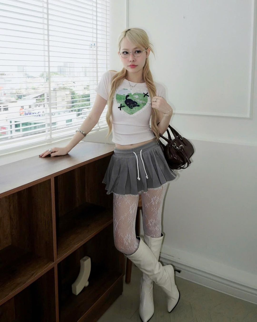 Vytvořte velký zvýraznění s malými doplňky: punčocháče pomáhají zahnat nudu - Foto 11. Tạo điểm nhấn lớn nhờ phụ kiện nhỏ: quần tất giúp xua tan sự nhàm chán- Ảnh 11.